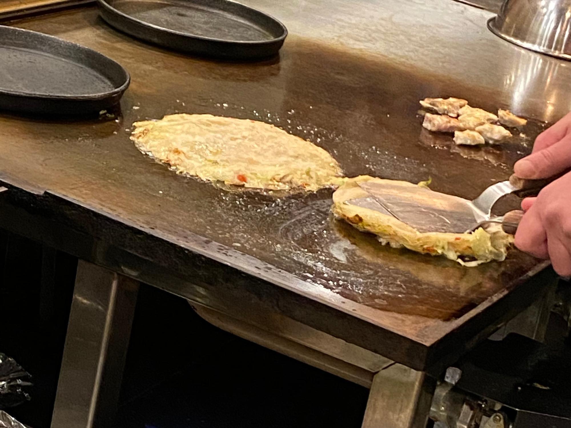 かしみん焼きの出来上がりまでが目の前で楽しめる