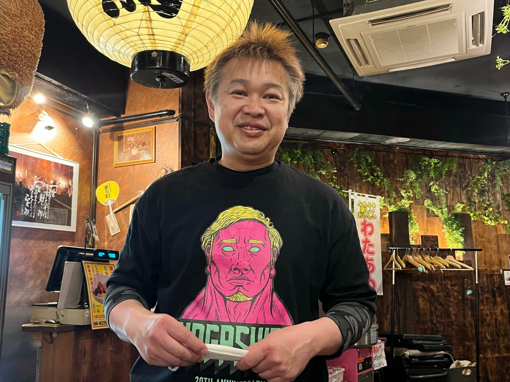 ながしろオリジナルTシャツを着ている調理長の馬場さん