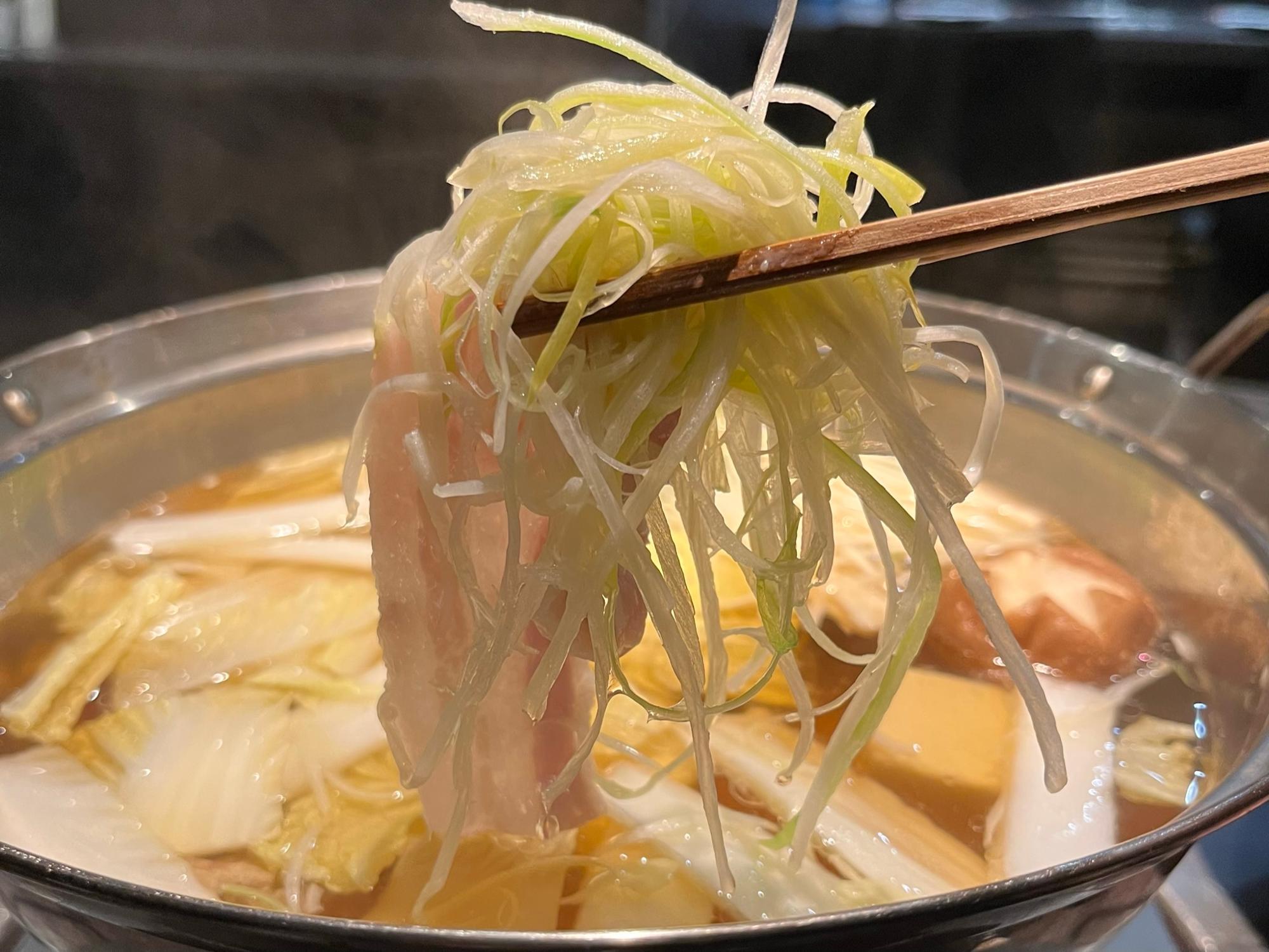 シャキシャキ葱と豚肉と出汁と共に