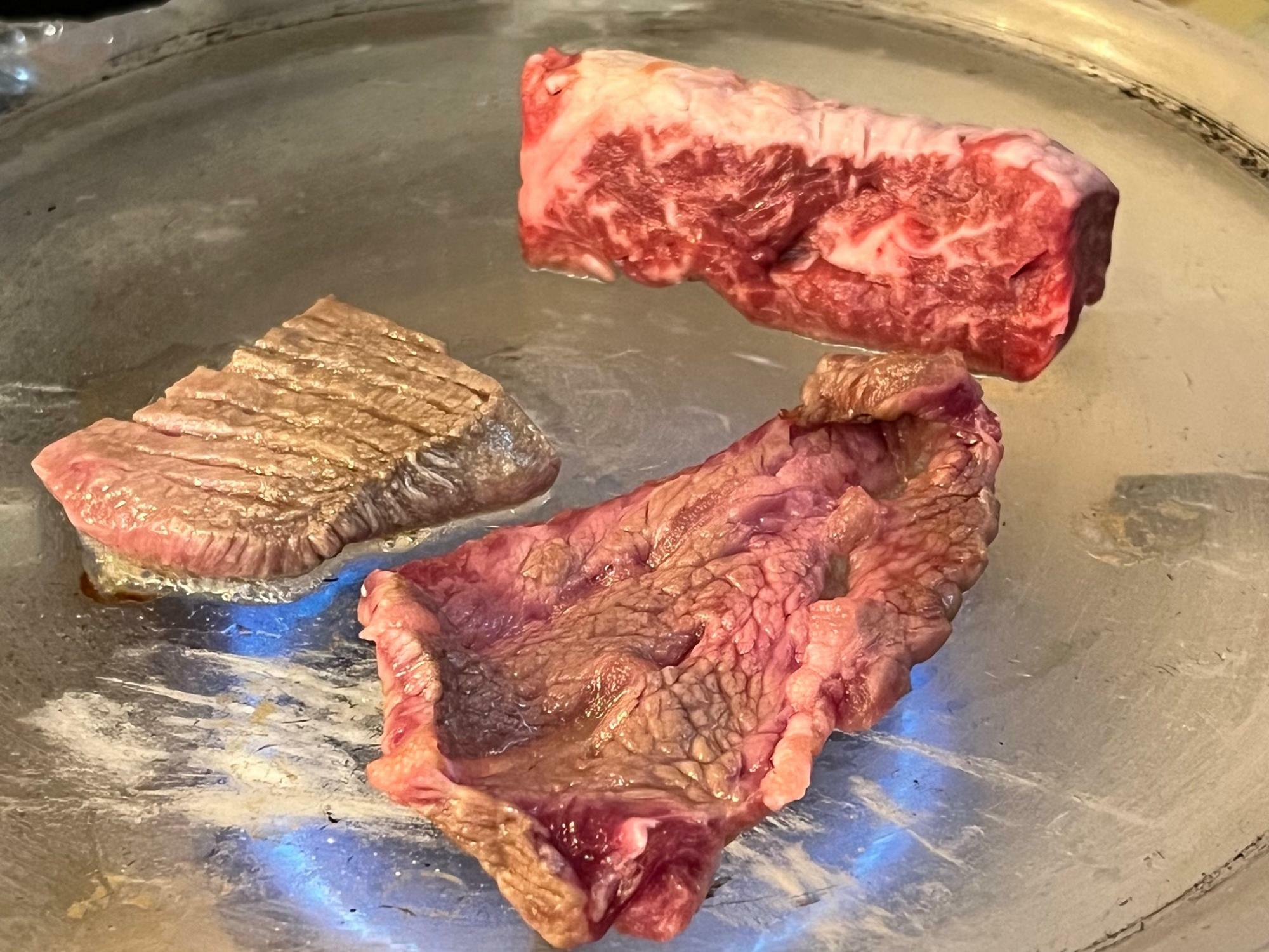 お肉は水晶板で焼き上げます