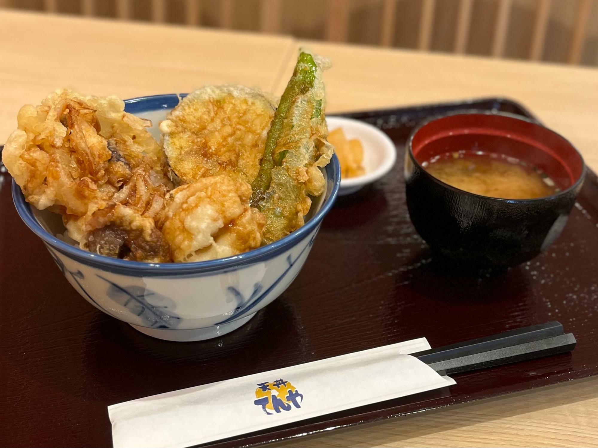 上方（かみがた）天丼（みそ汁付）980円（税込）