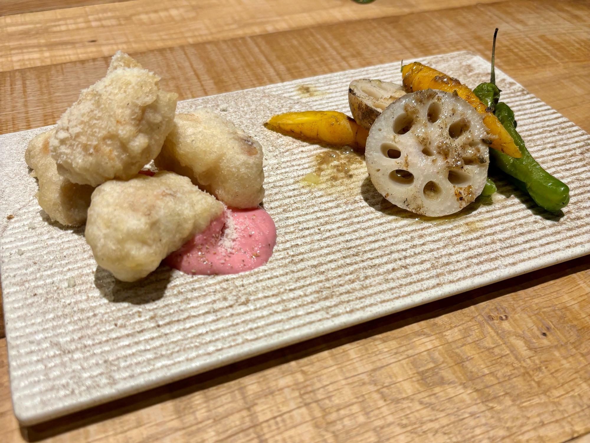 右：炭焼き秋野菜 トリュフソース 左：播州百日鶏 ささみフリット