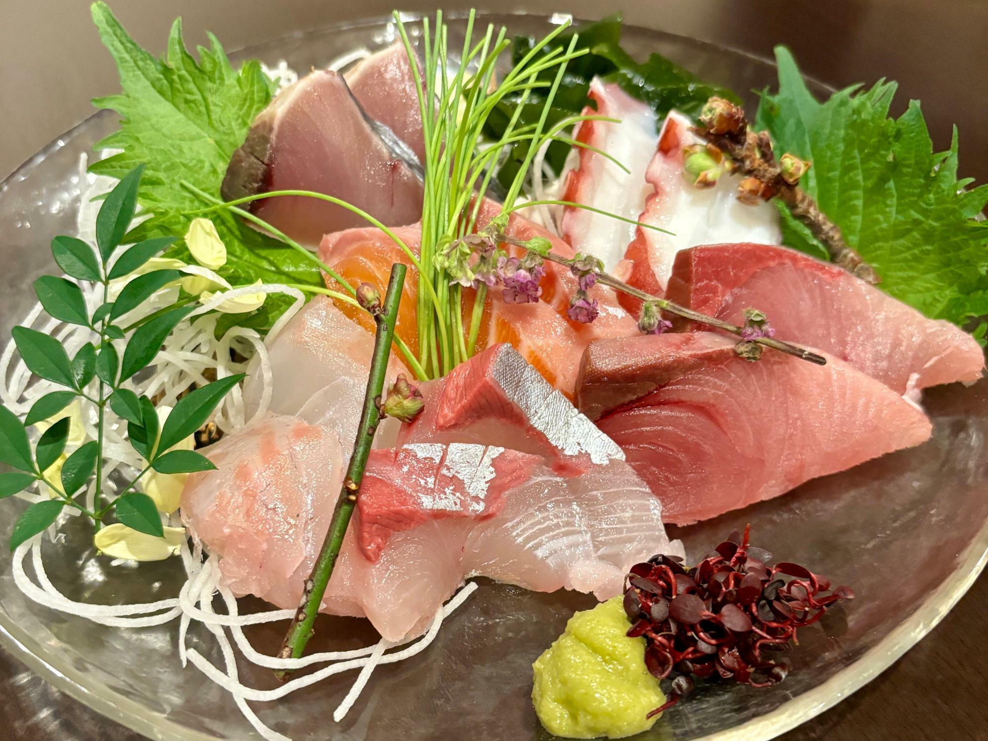 鮮魚のお造り盛り合わせ 1,580円（税込）