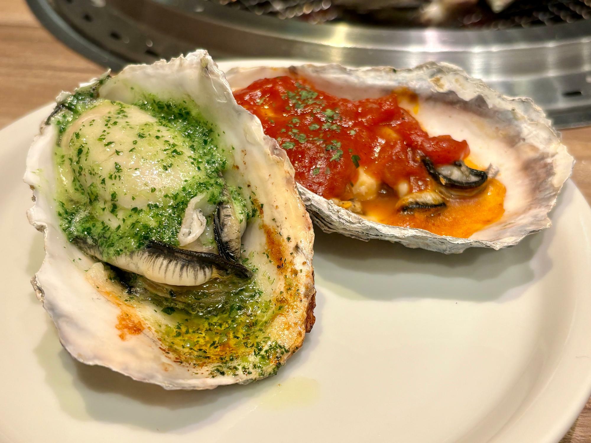 左：ブルギニョンバターの焼き牡蠣、右：チリオニオントマトソースの焼き牡蠣