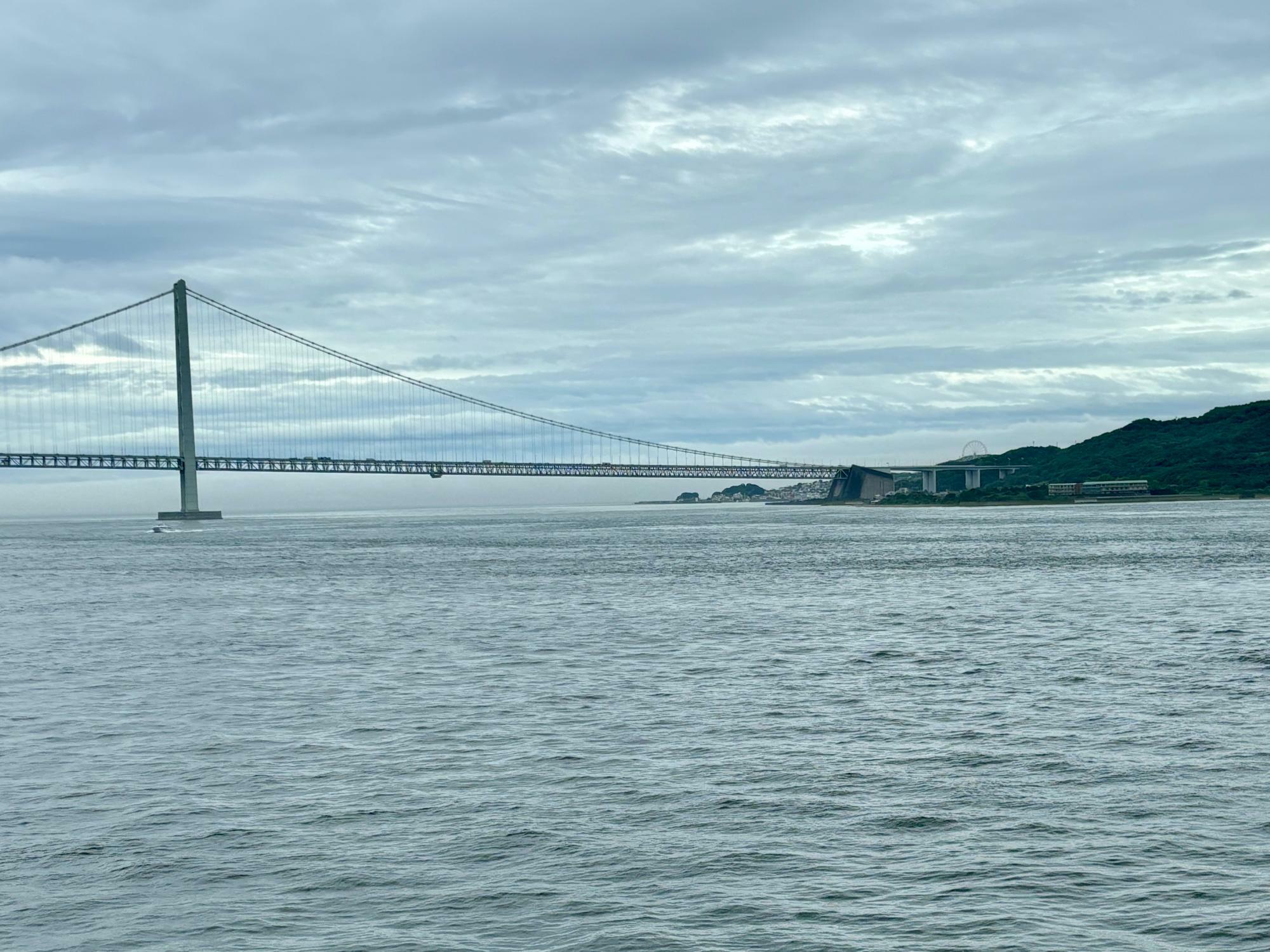 パンスタードリーム号から見える明石海峡大橋付近の景色