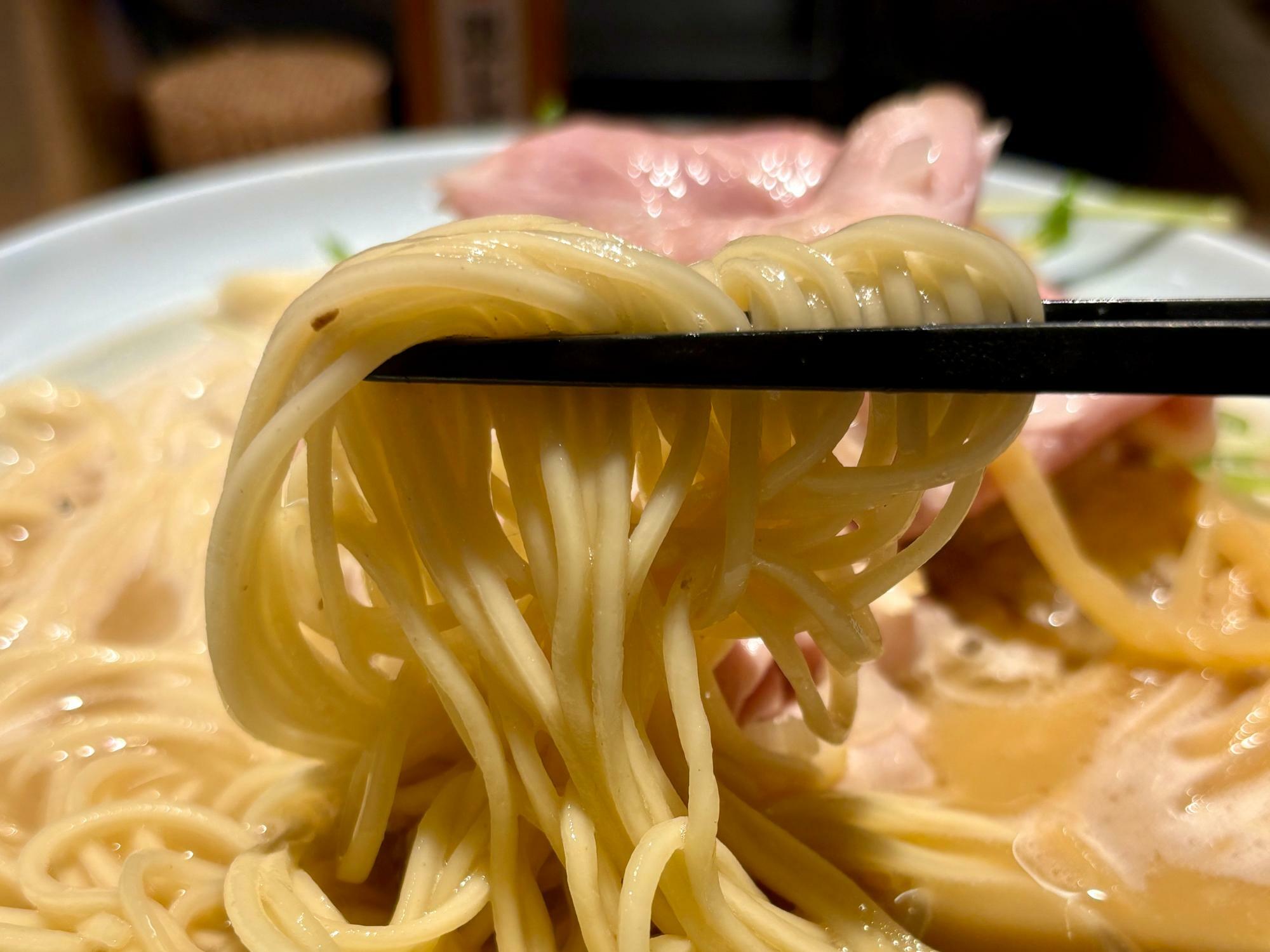 スープに絡みやすい細麺