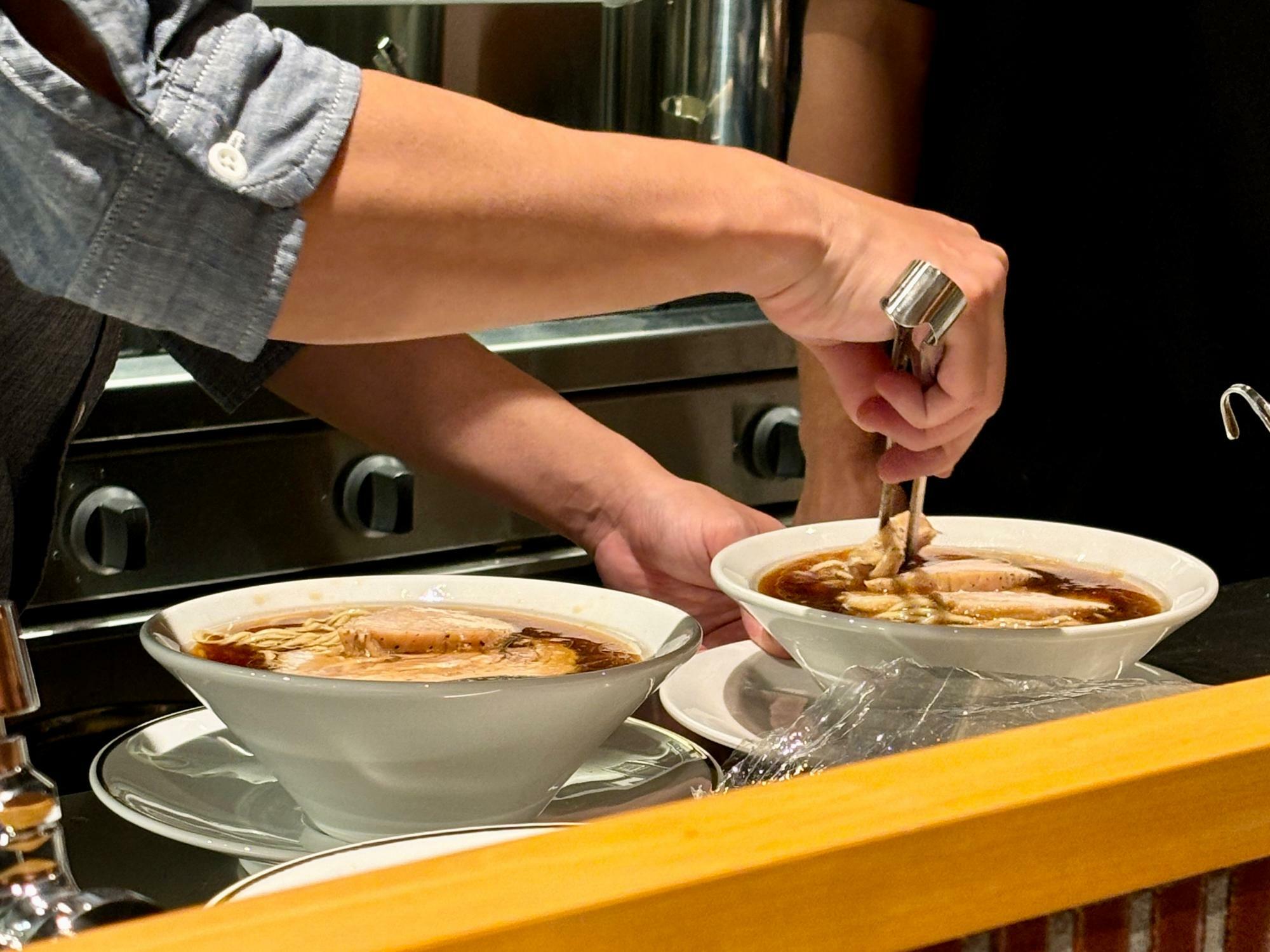 ラーメンの作り方を教わる様子