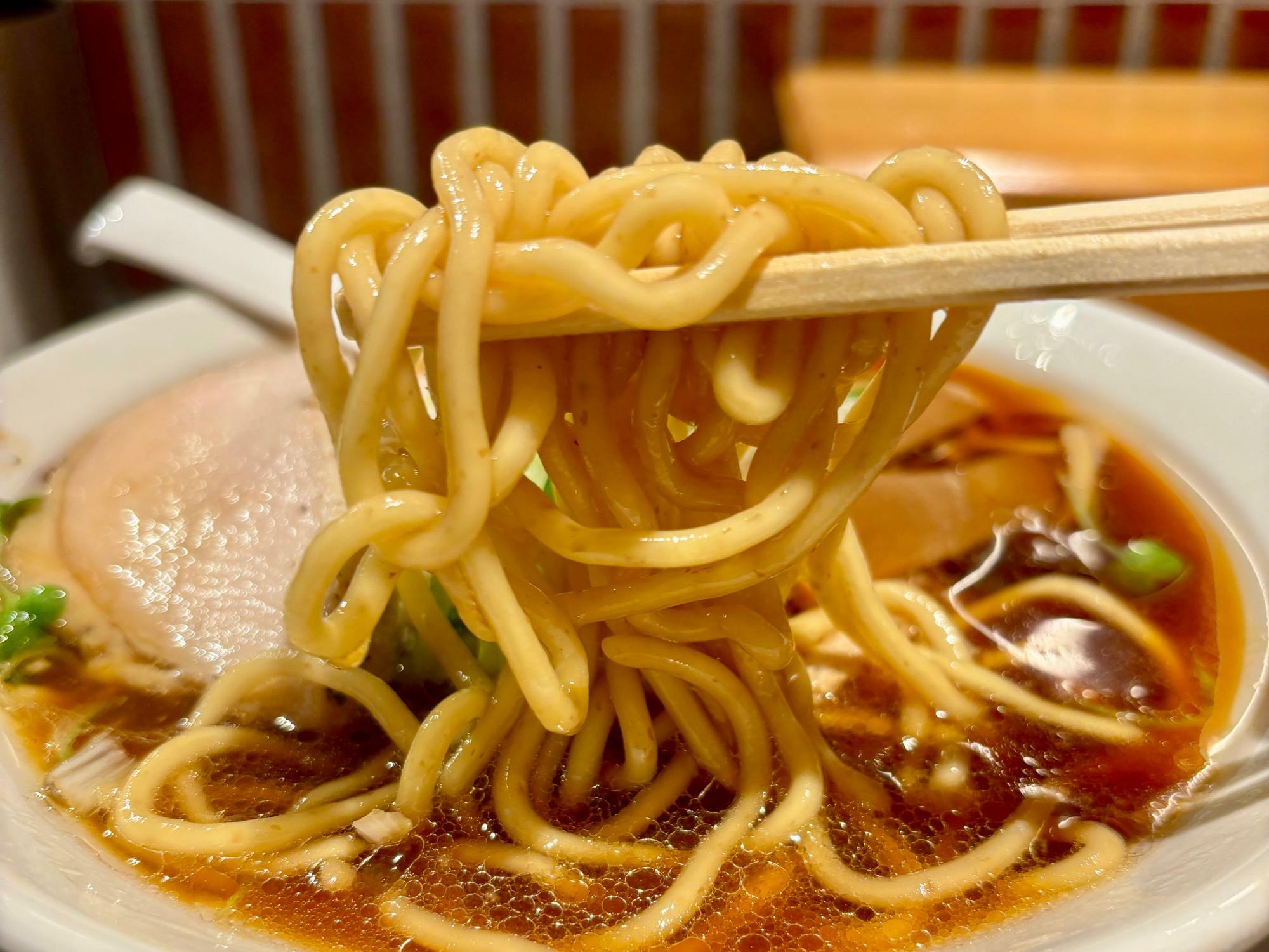 全粒粉を使った中太麺