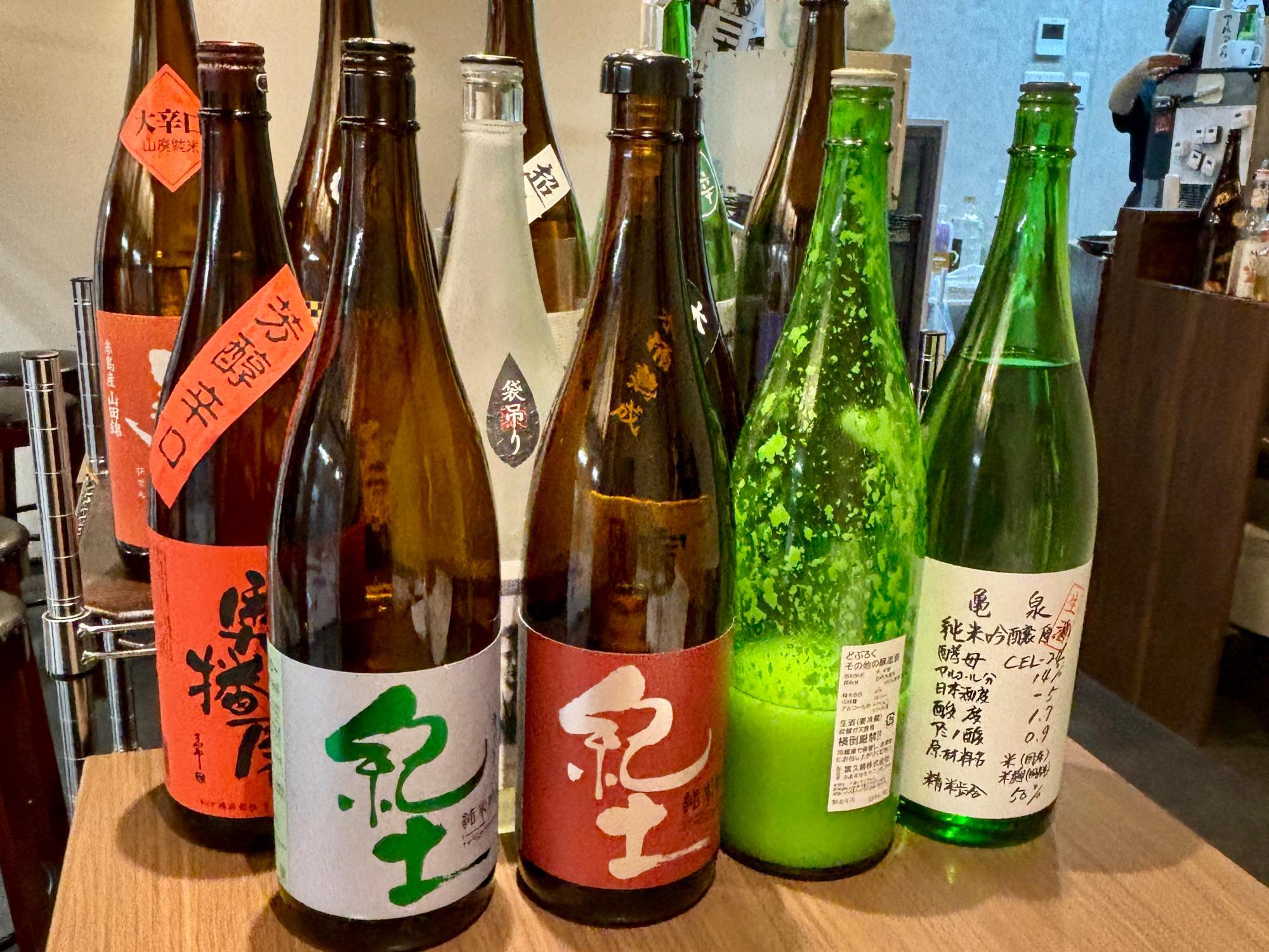 取り扱う地酒や日本酒の数々