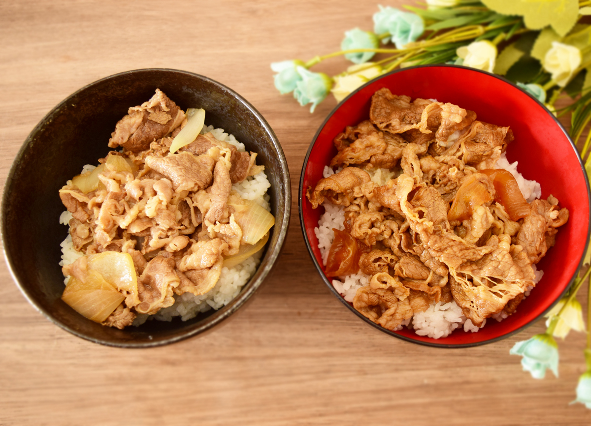 左：冷凍牛丼　右：吉野家店舗の牛皿