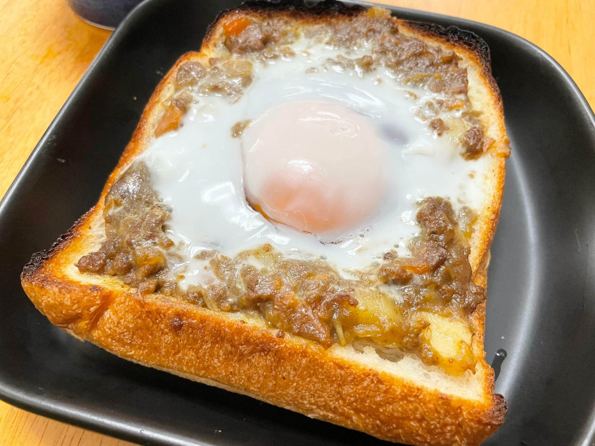 残り物カレーとたまごのオープンサンド