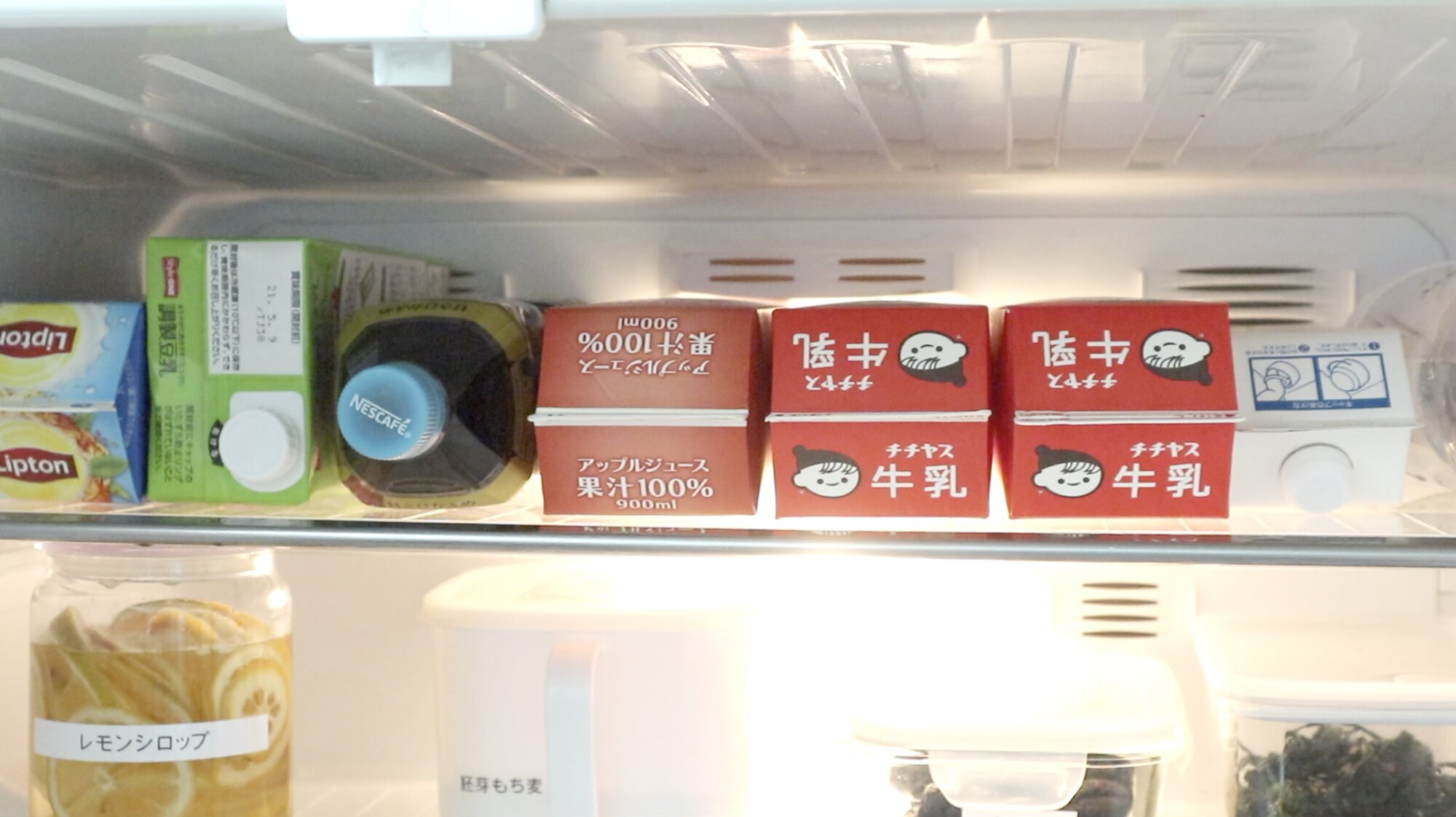 飲み物類のストック置き場にしている冷蔵庫内の棚。