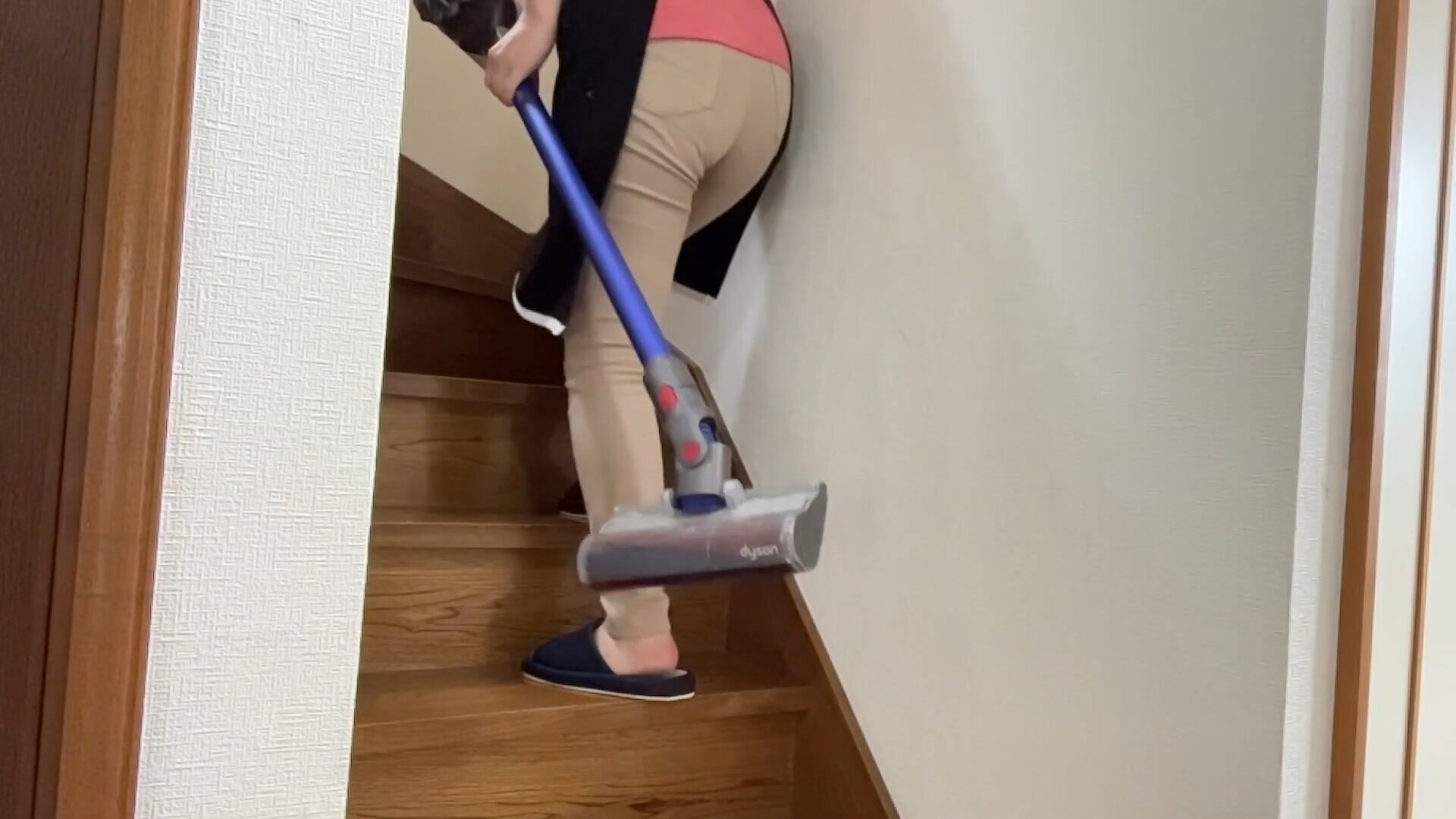 掃除機を持ち運んで階段掃除をするのは負担