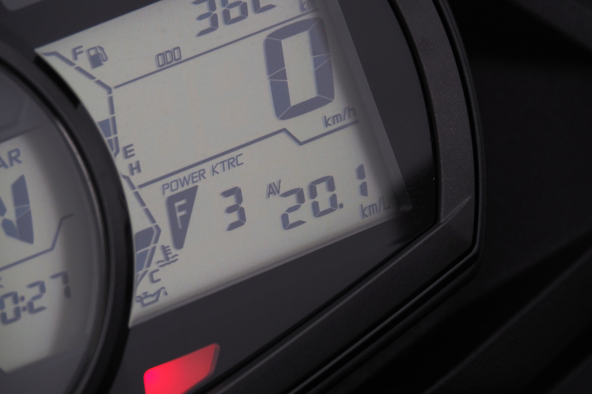 ZX-25Rのメーターには燃費計が表示される