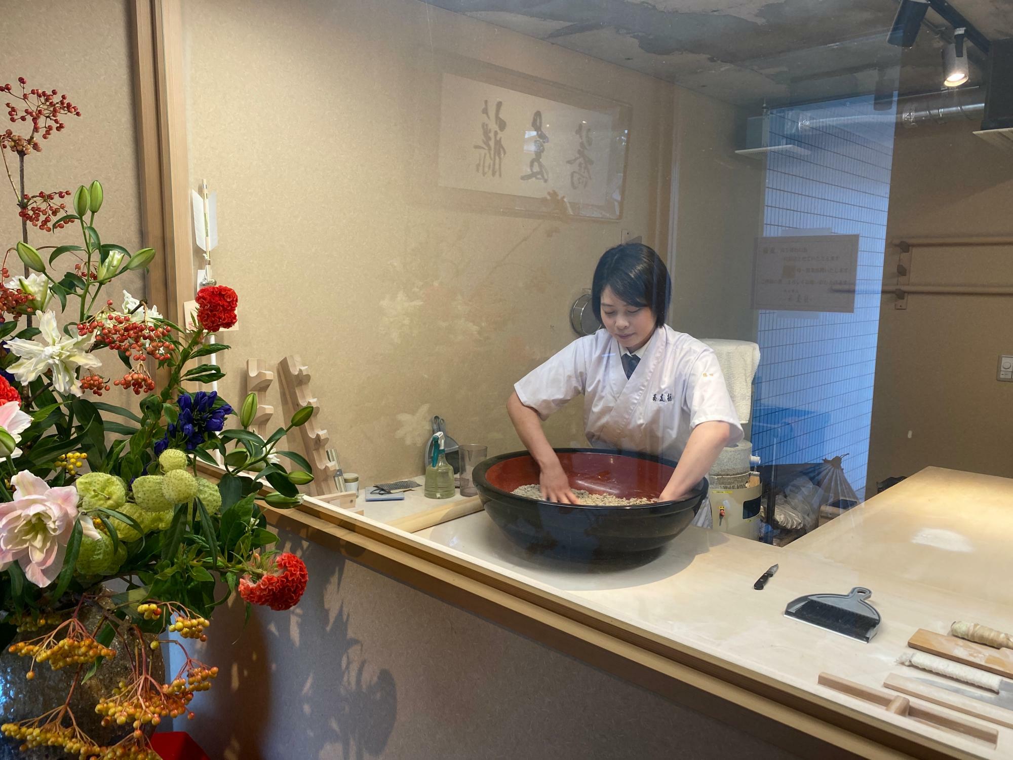 オーナー紗和さん　手際よく１５食分の蕎麦を打ちます