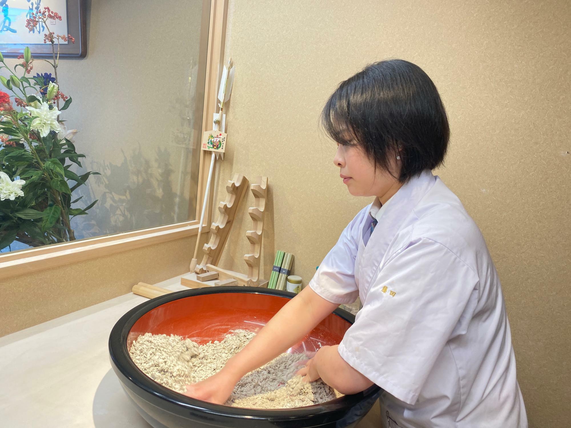 石臼で引いた蕎麦は十割でもしっとり