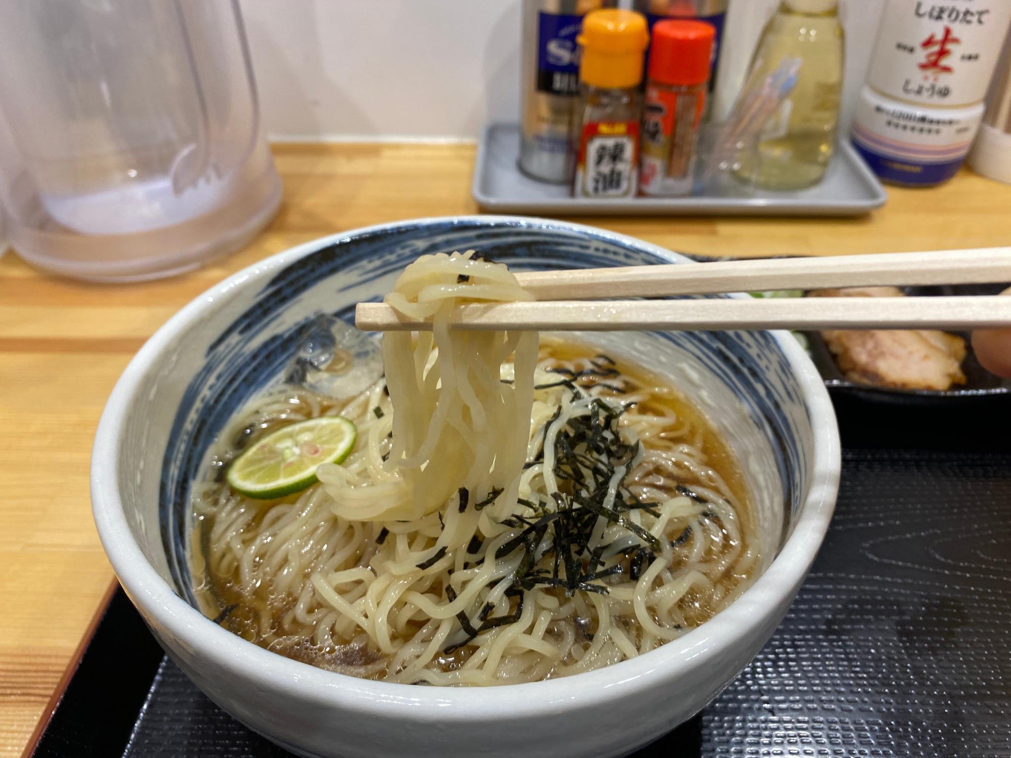 らぁ麺 まえ田 煮干し香る冷やしらぁ麺 麺リフトアップ