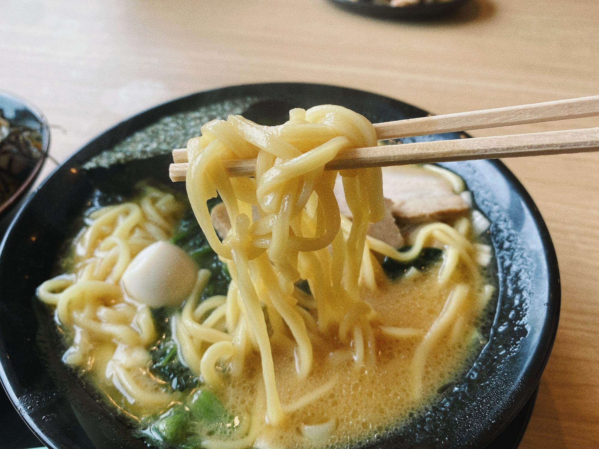 横浜家系ラーメン 麺リフトアップ