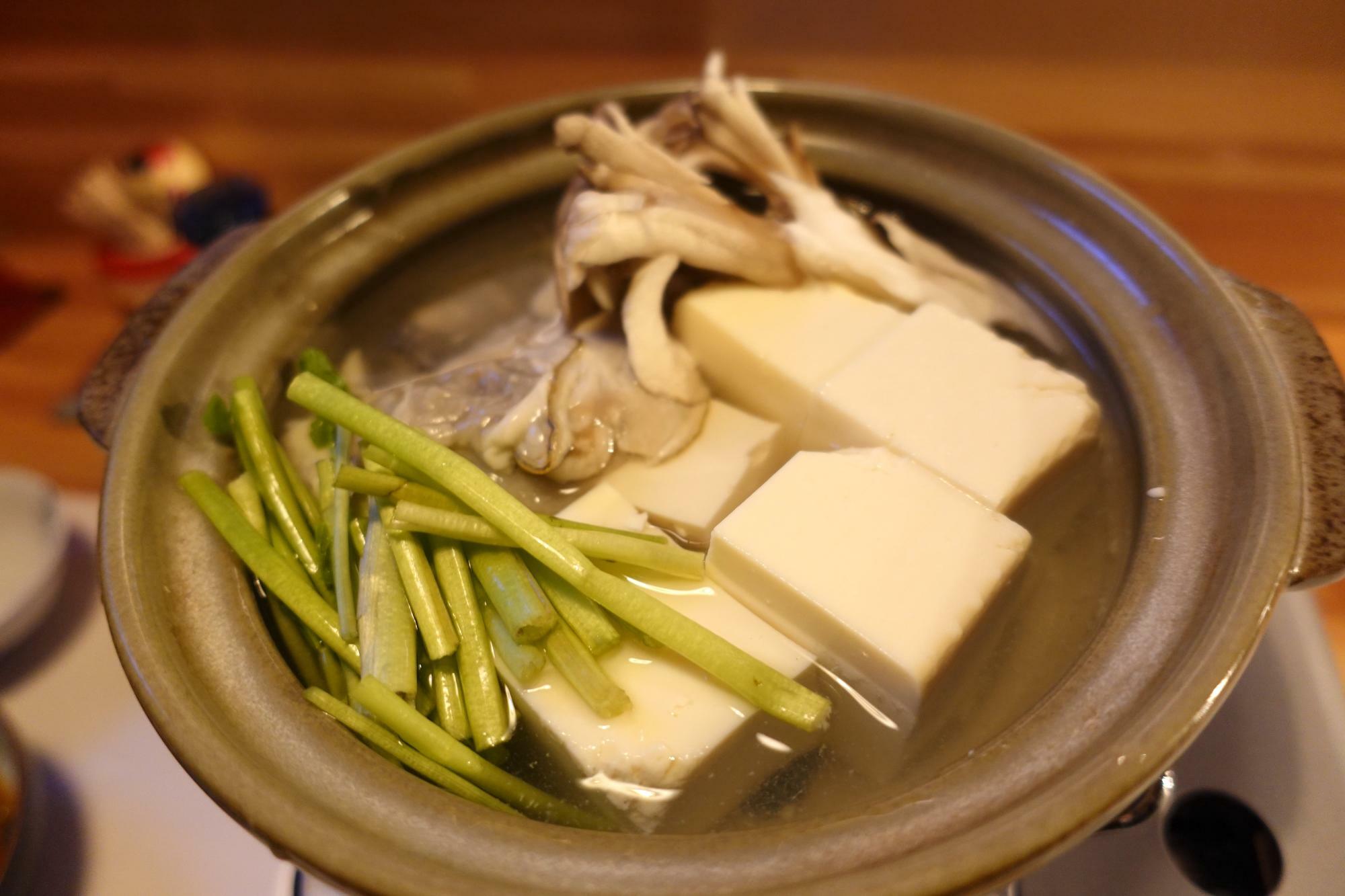 小料理 お多福 牡蠣いり湯豆腐