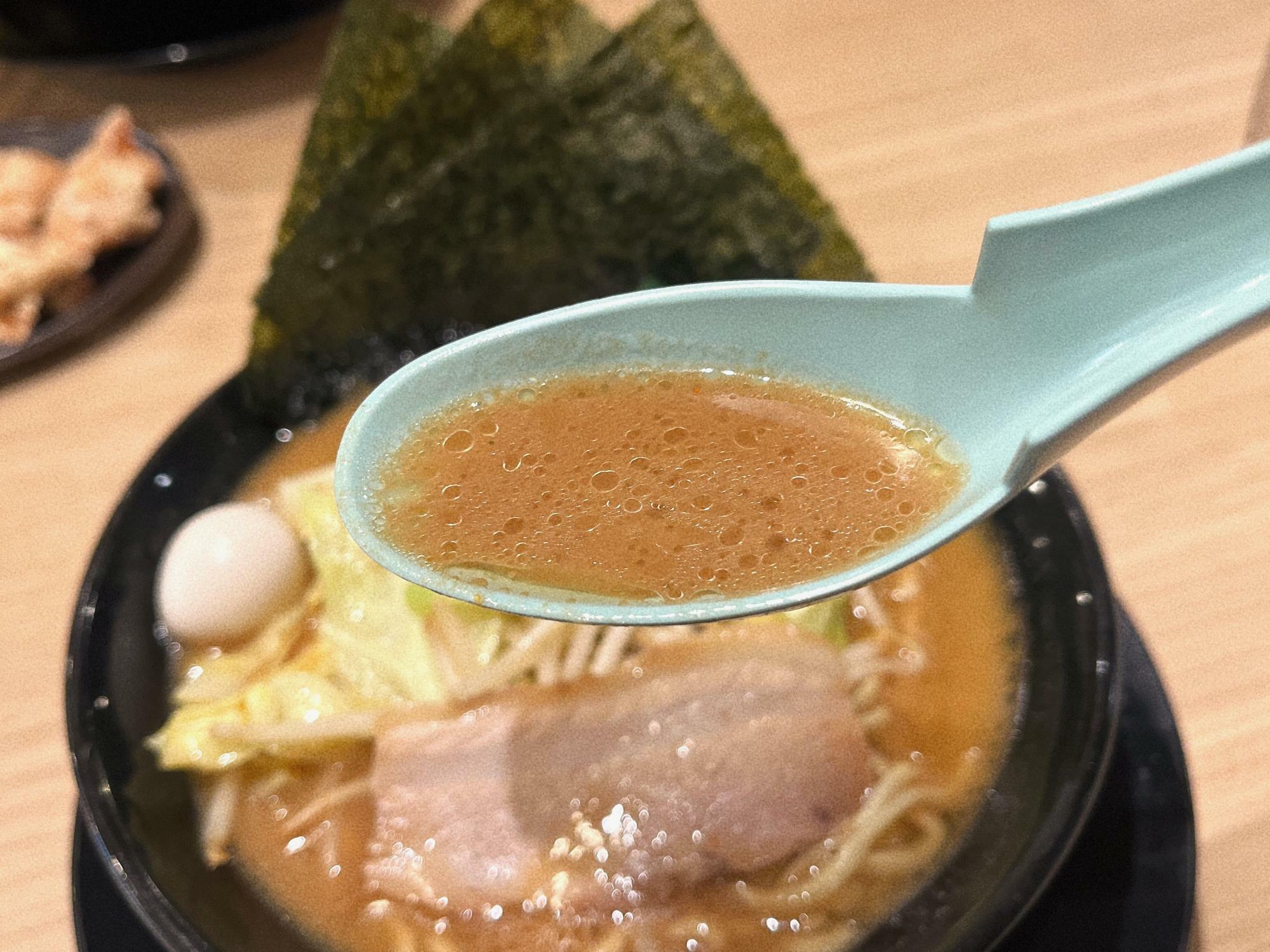 横浜家系ラーメン 創心家 味噌ラーメン スープ