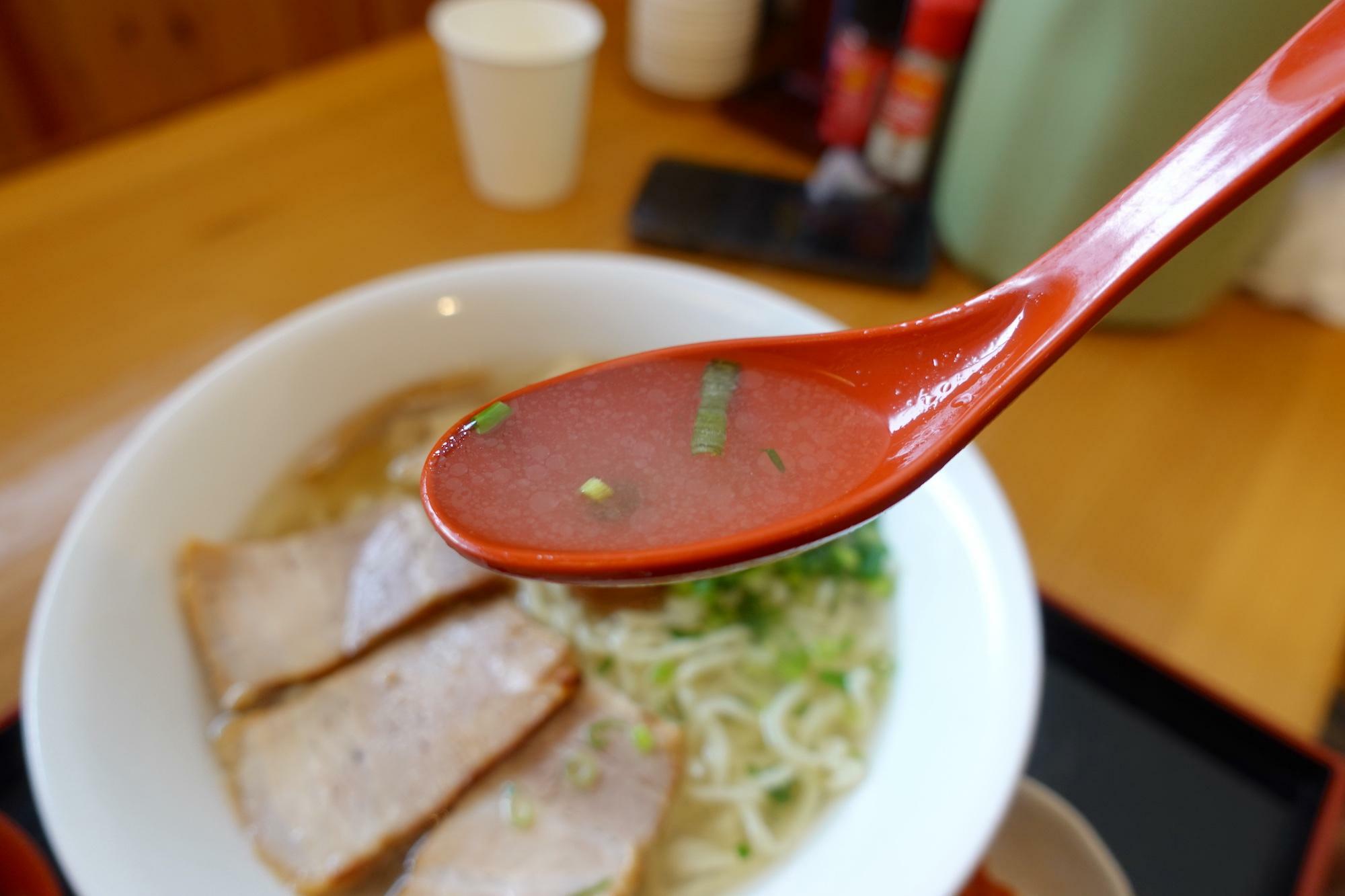 肴家 つかさ 会津山塩ラーメン スープ