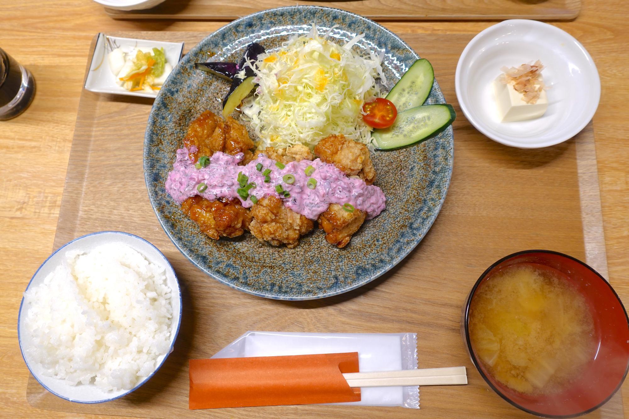 きちんとごはん 虹 桜色タルタルのチキン南蛮定食