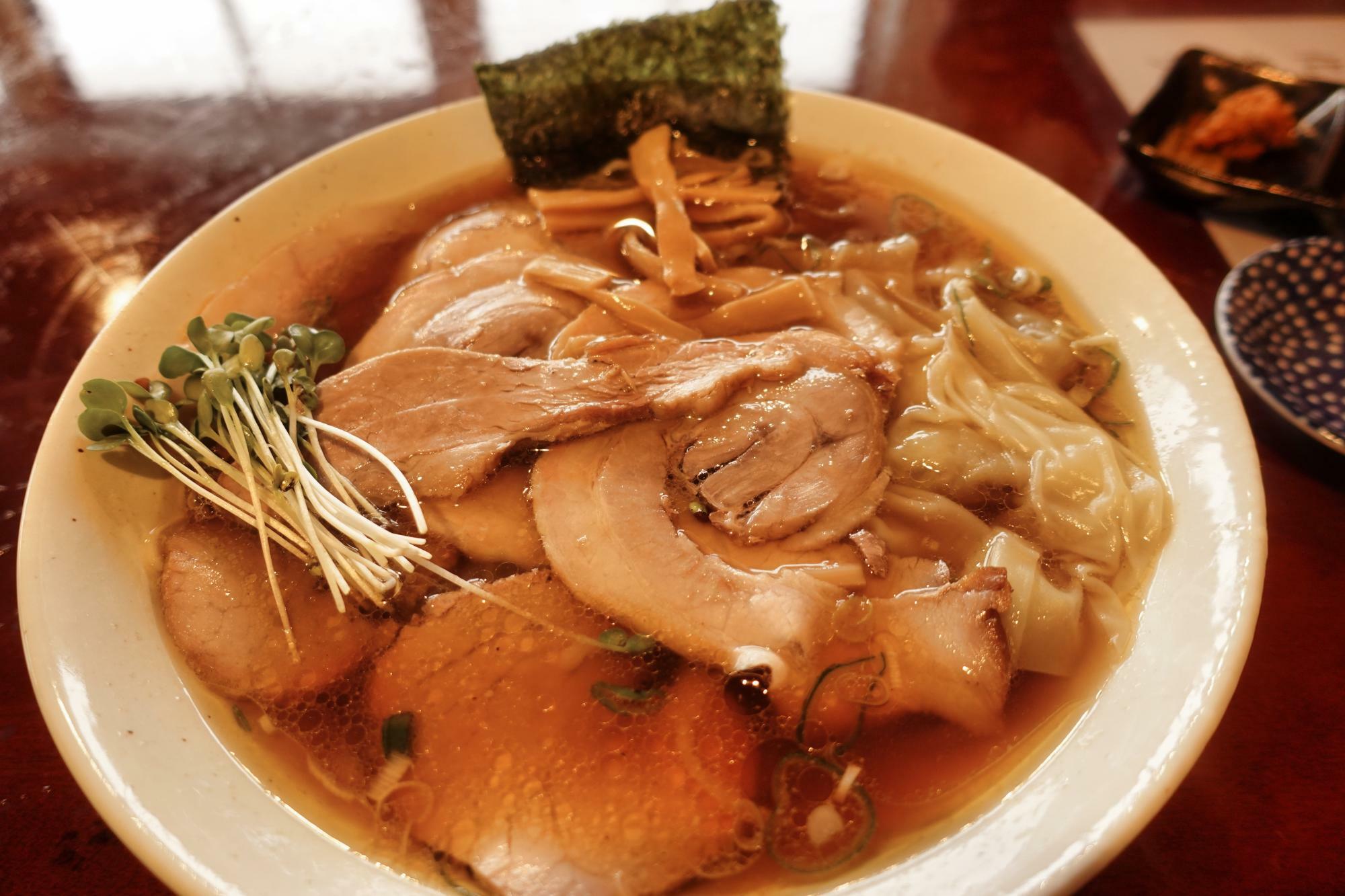 白河ラーメン はじめ 国産地鶏焼豚ワンタン麺