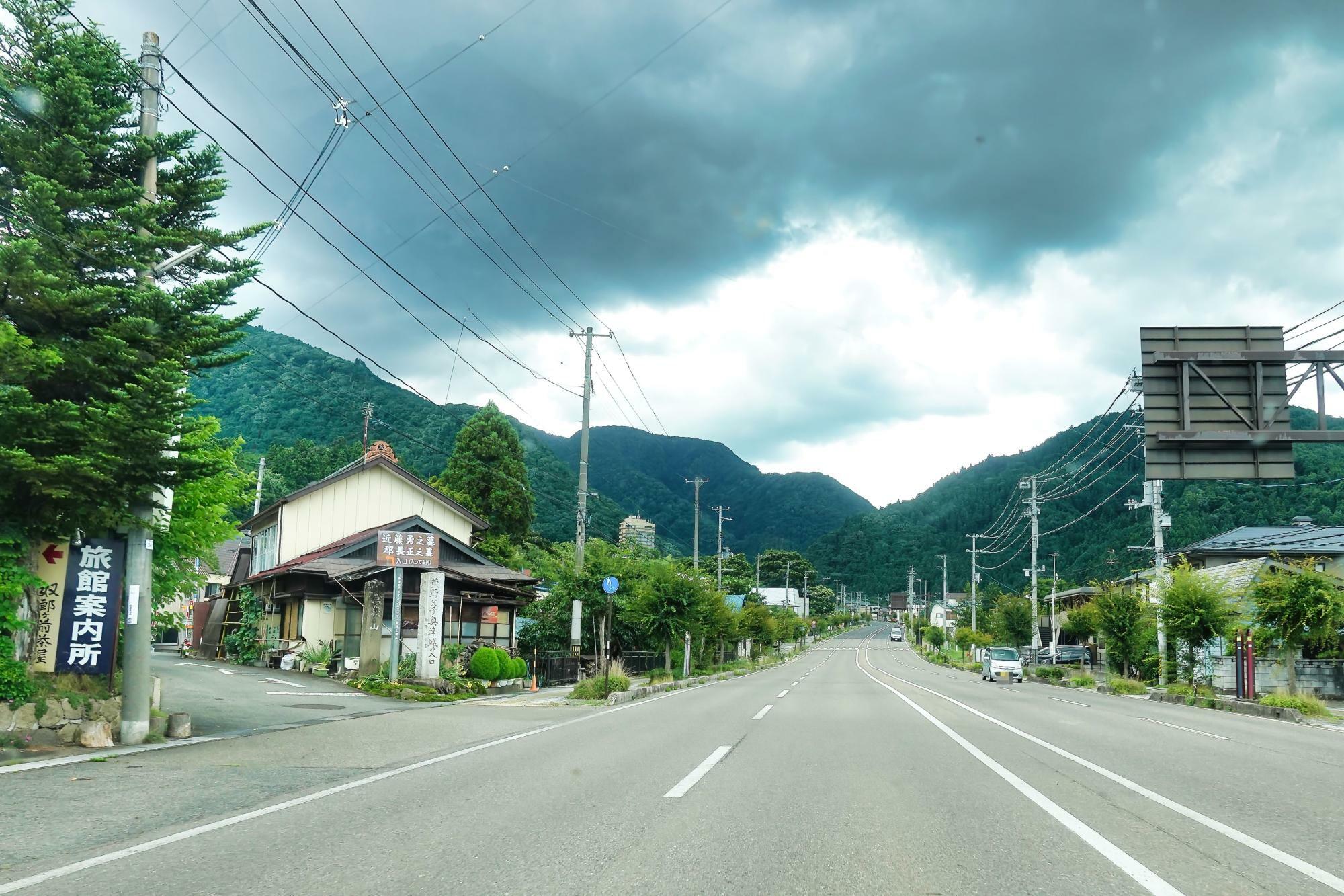 東山温泉へ向かう道路