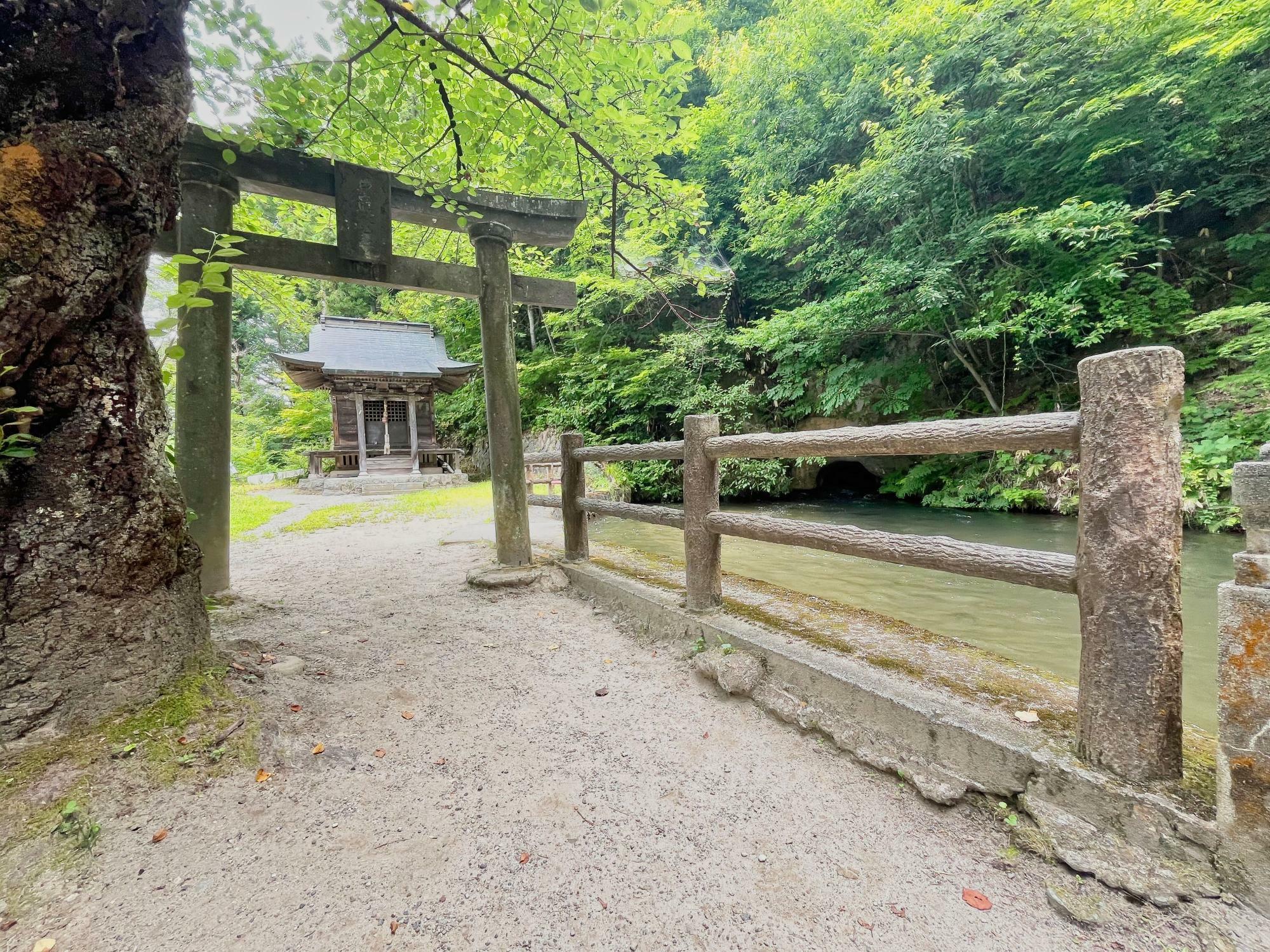 戸ノ口堰水神社 飯盛山