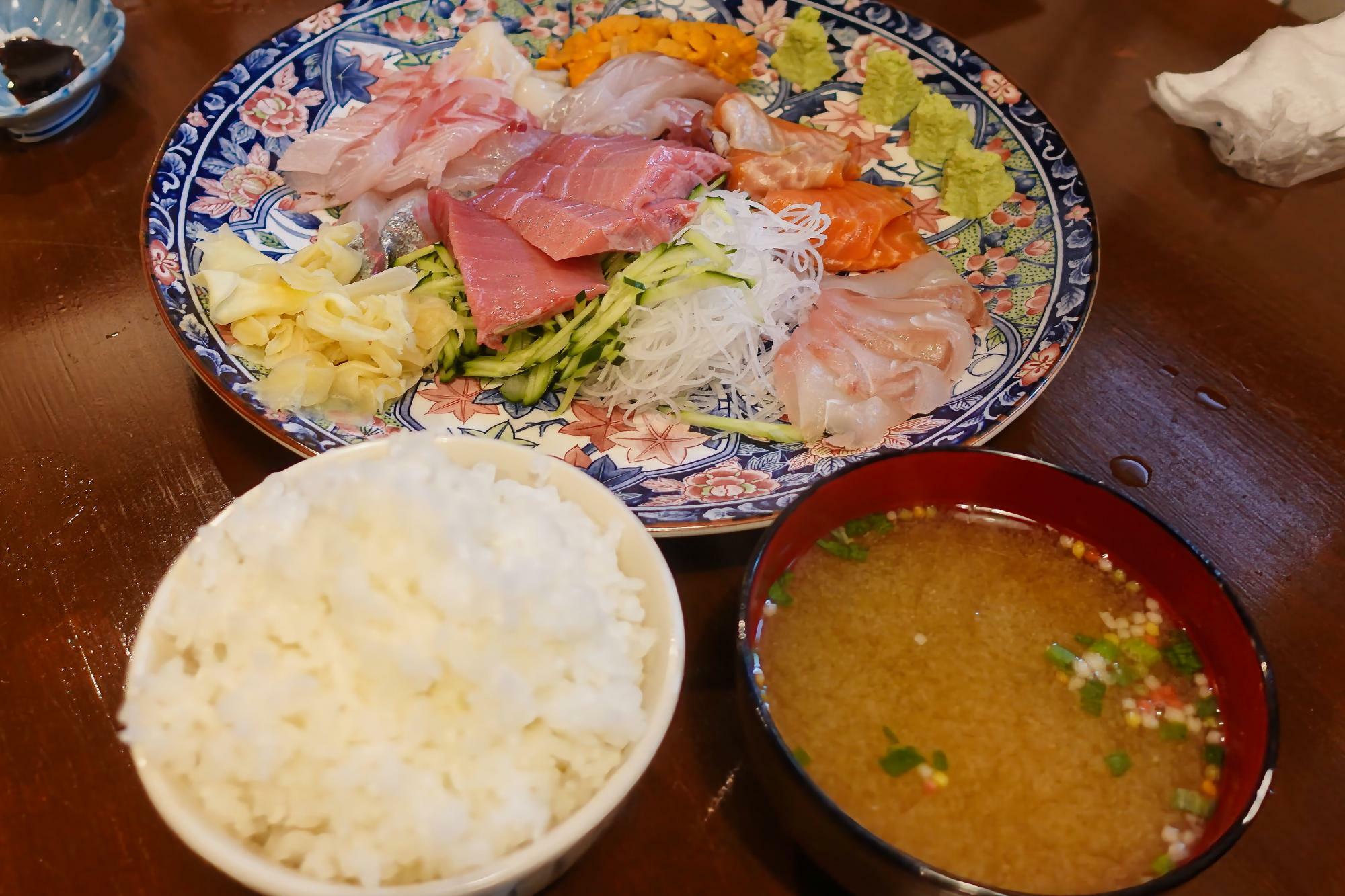 有頂天(うちょうてん)  お刺身盛り合わせ ご飯に味噌汁