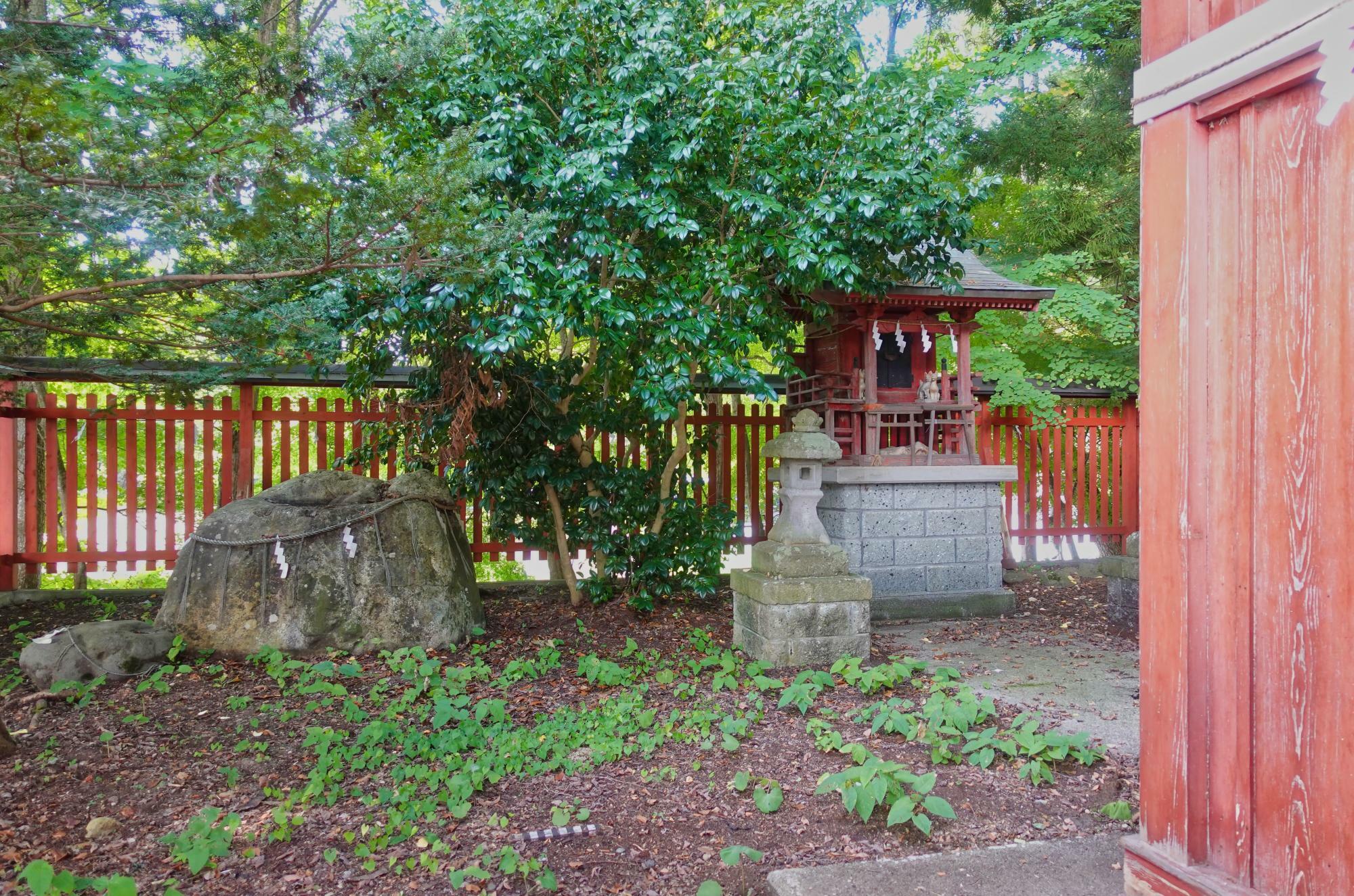 殺生石稲荷神社 (伊佐須美神社 末社) 殺生石