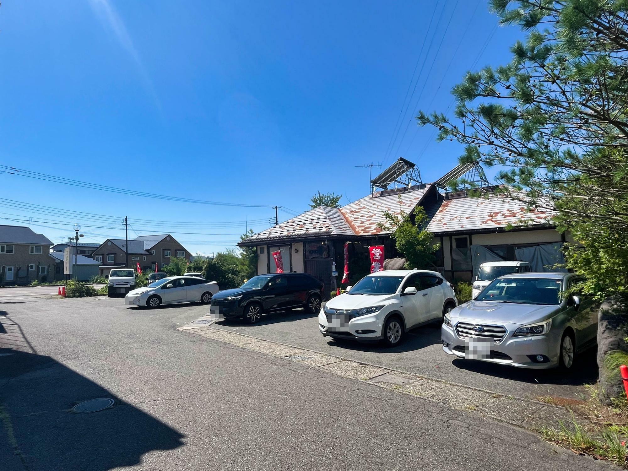 つぼの華 店舗 駐車場