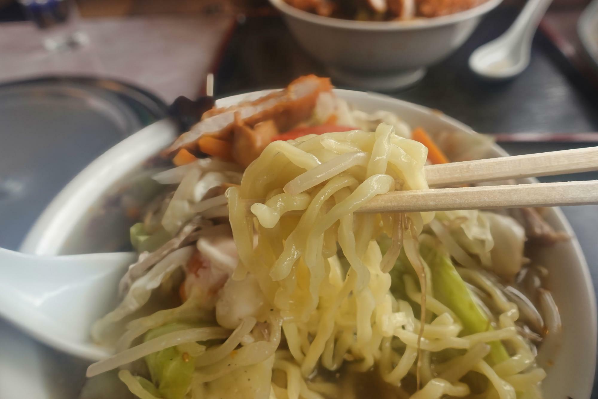 同気食堂 五目ラーメン 麺リフトアップ