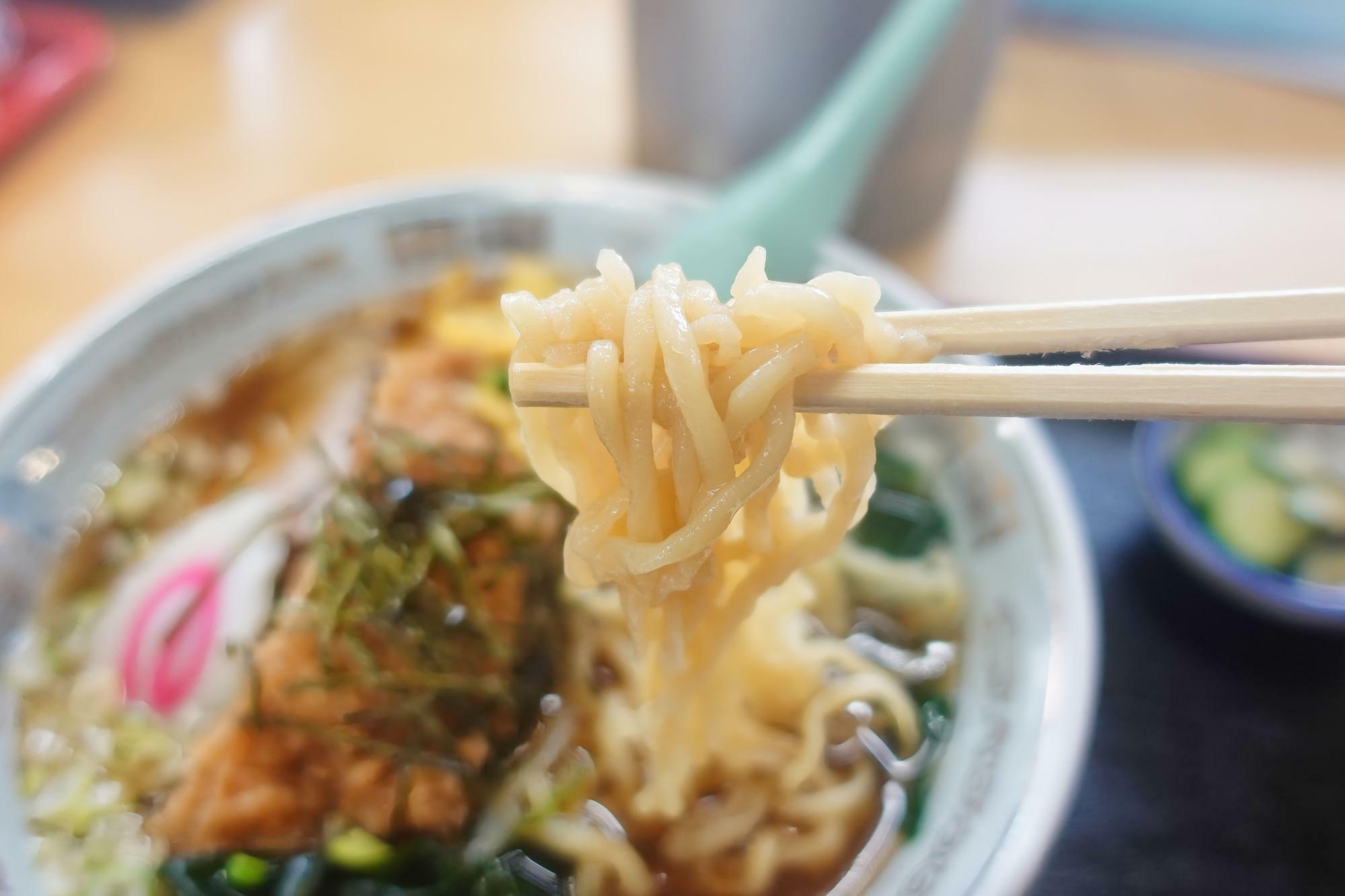 アタミ食堂 塩川町 五目ラーメン 麺リフトアップ