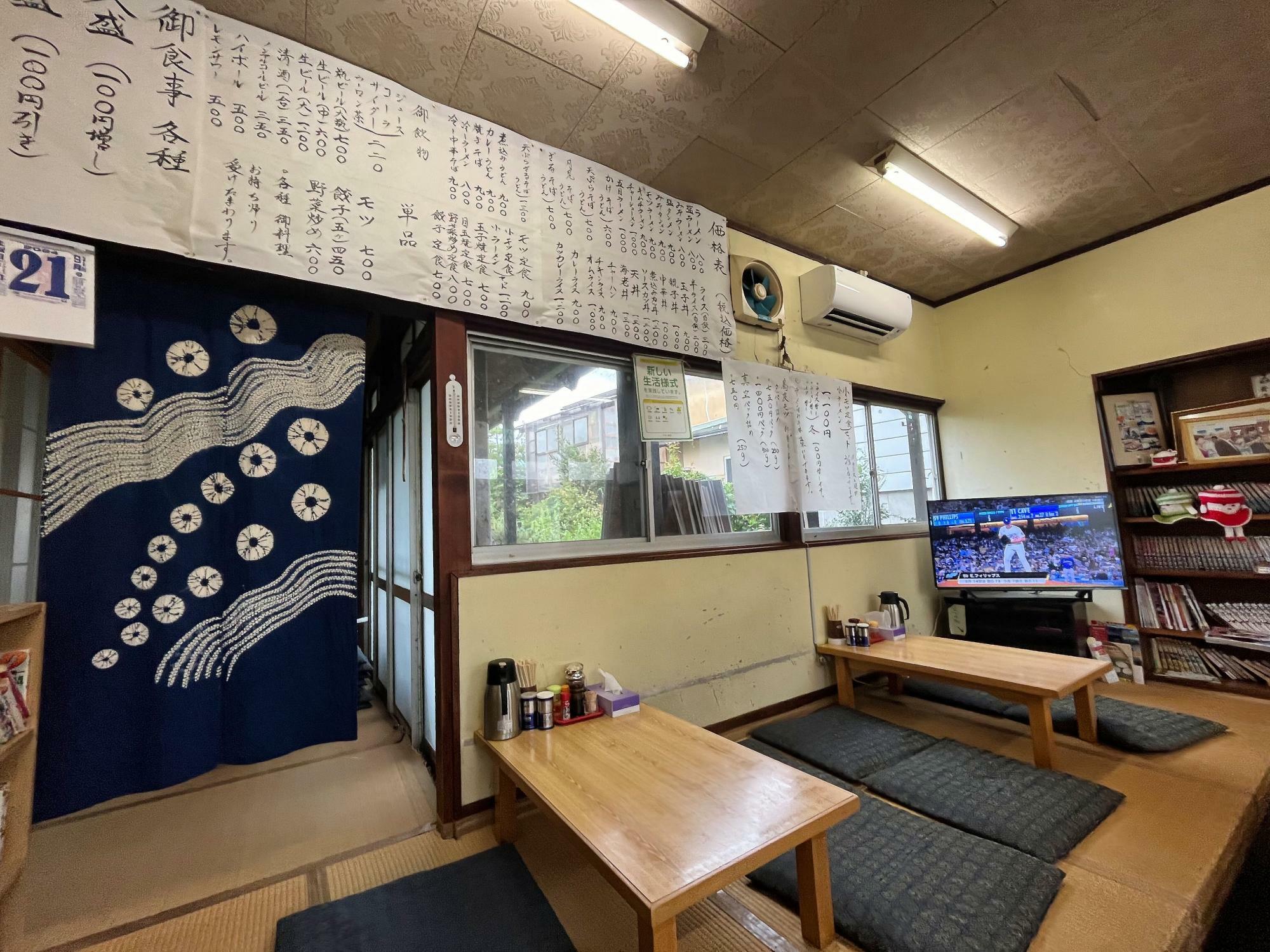 アタミ食堂 塩川町 店内 小上がり