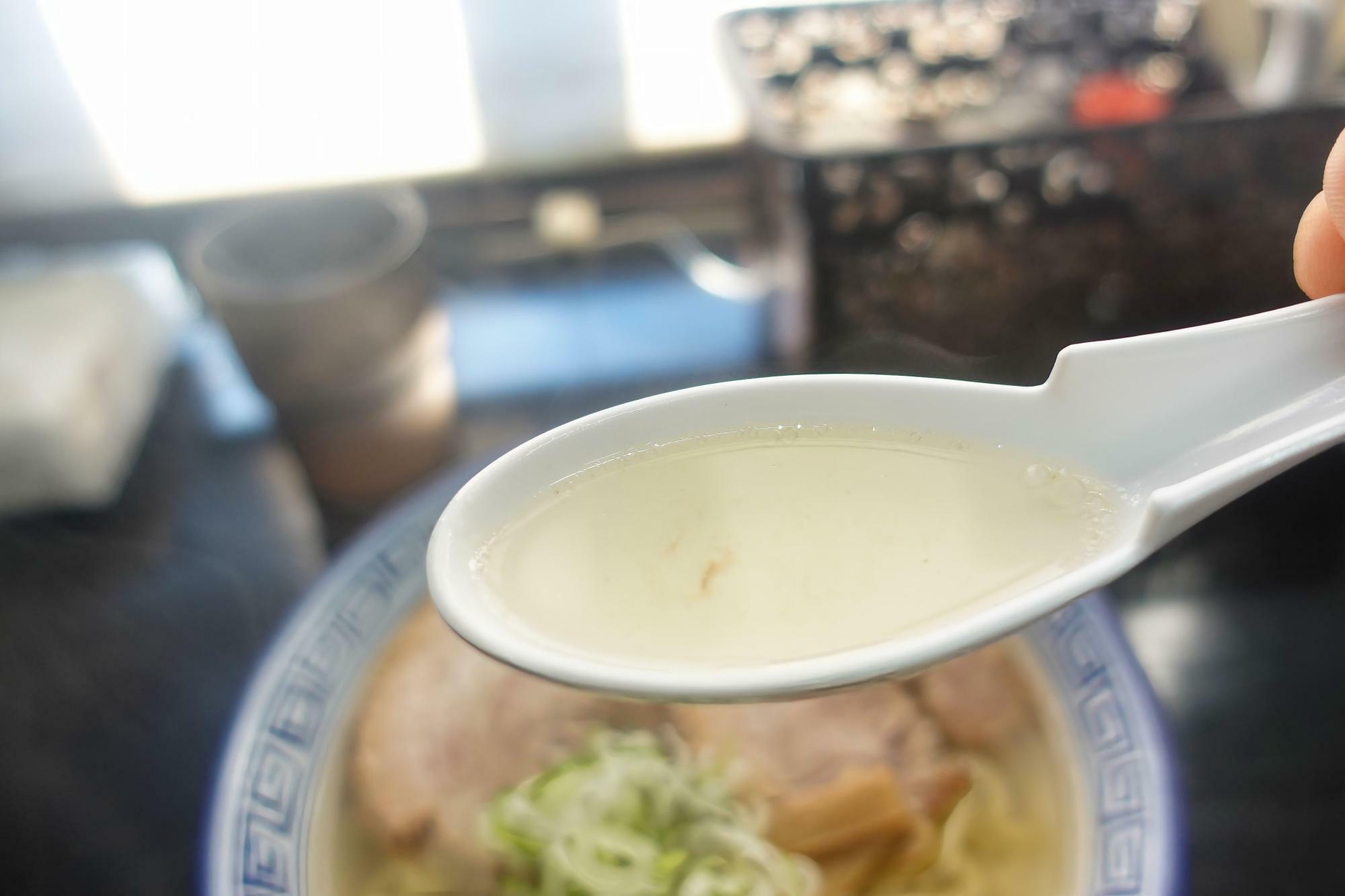 ウリナム食堂 塩ラーメン スープ