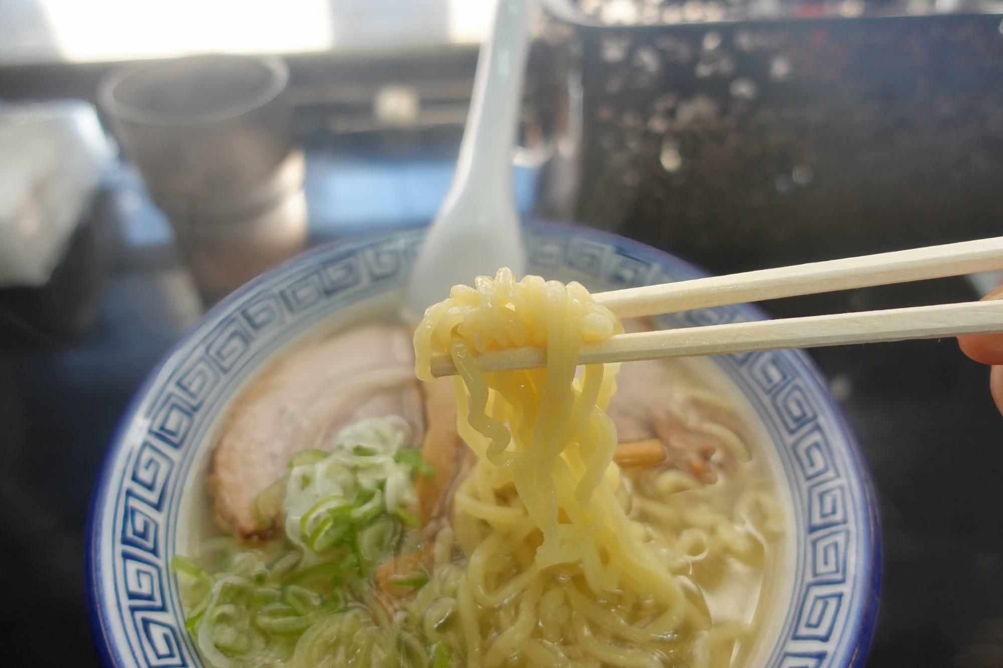 ウリナム食堂 塩ラーメン  麺リフトアップ