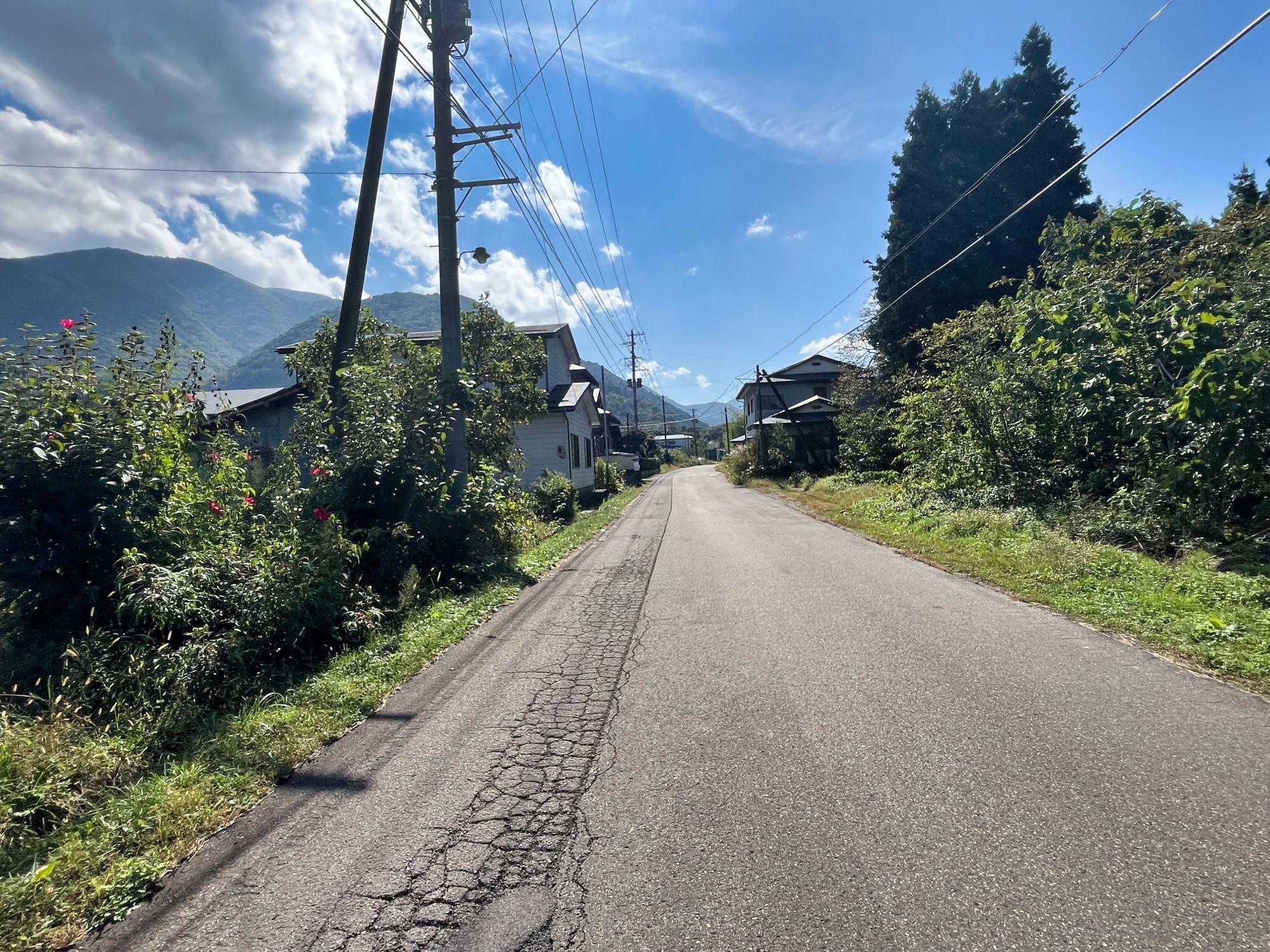 上小塩の清水への道