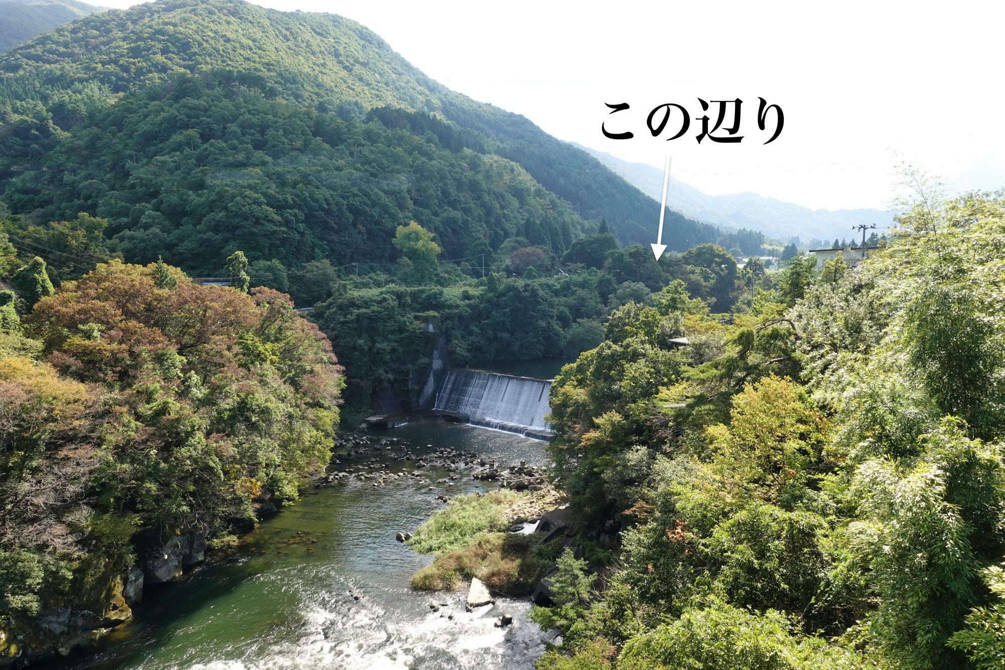 小谷橋の上から 上小塩の清水