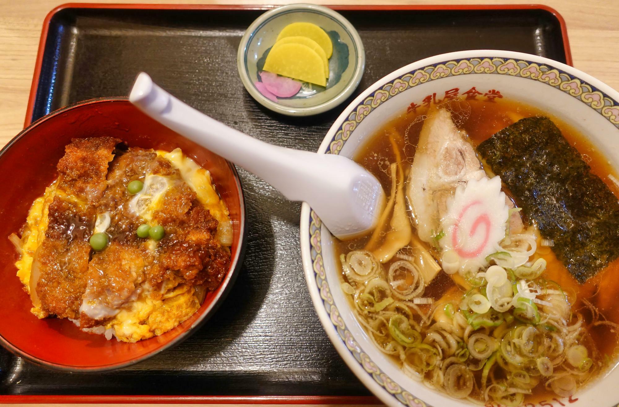 牛乳屋食堂 Bセット ラーメン1人前と半カツ丼(煮込みカツ丼)