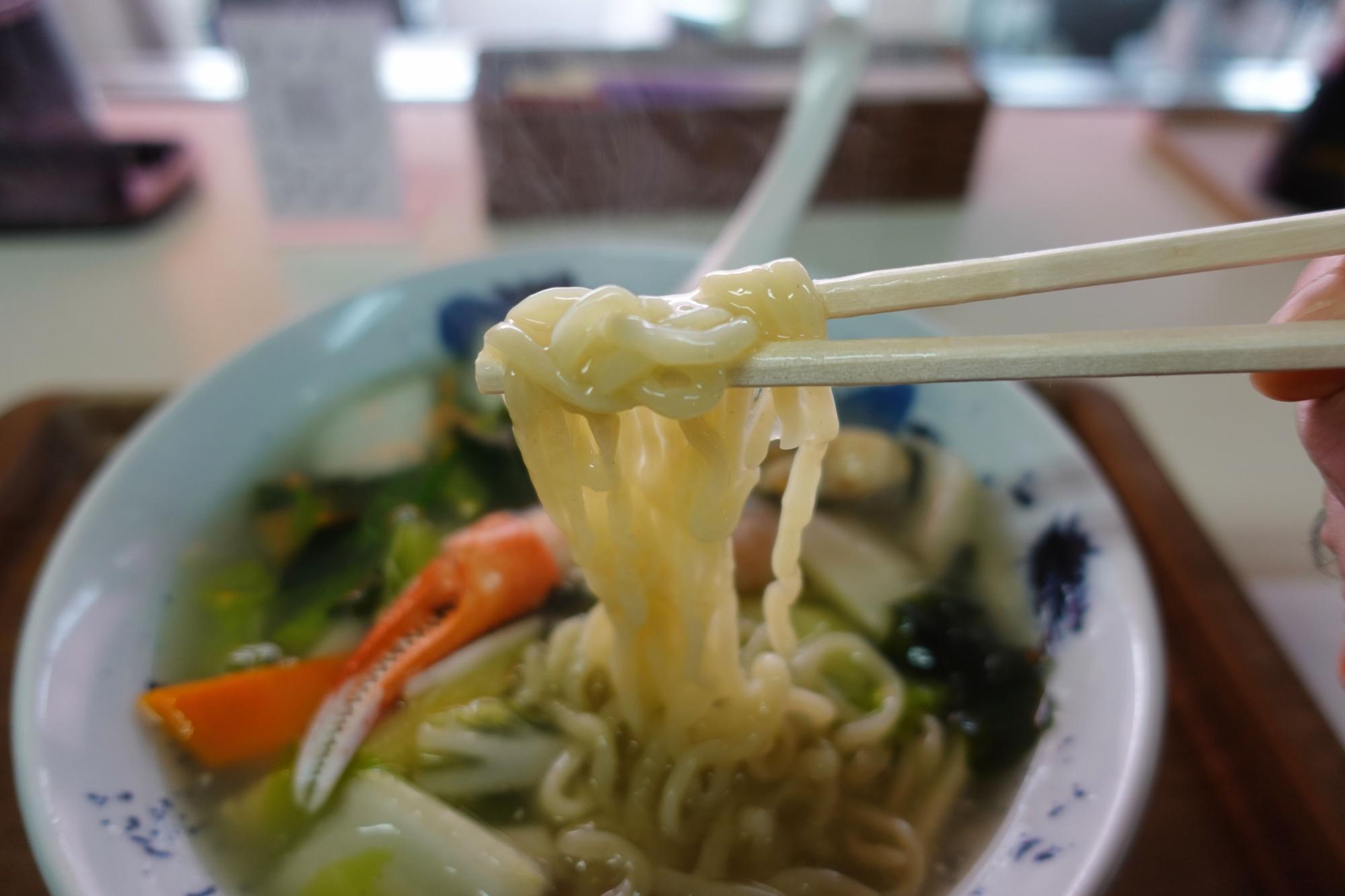 重慶飯店 海鮮ラーメン 麺 リフトアップ