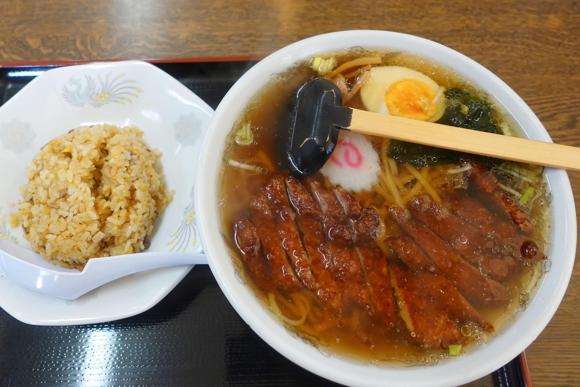 真宮 やなぎ亭 半チャーハン と やなぎ麺