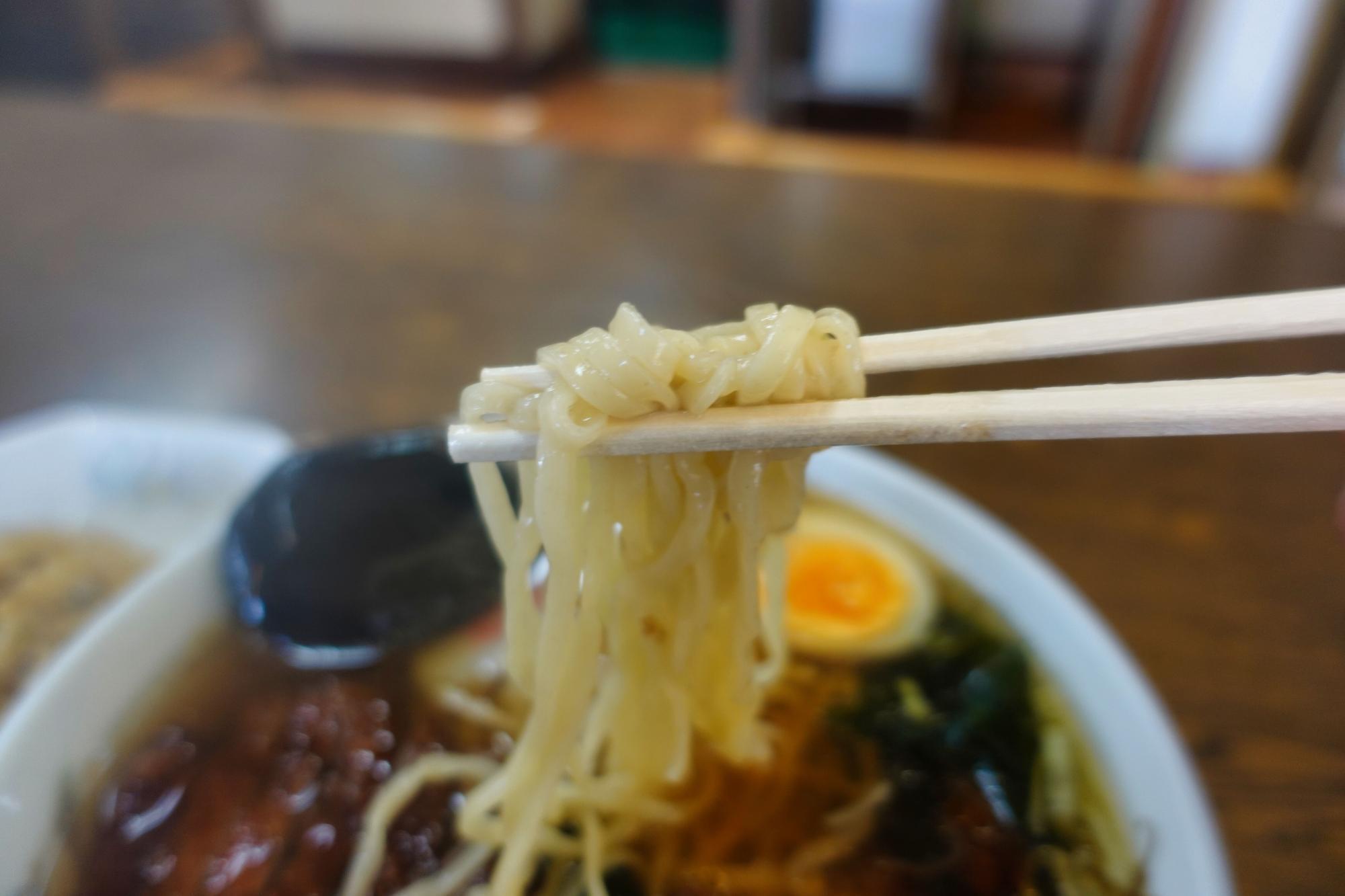 真宮 やなぎ亭 やなぎ麺の麺リフトアップ