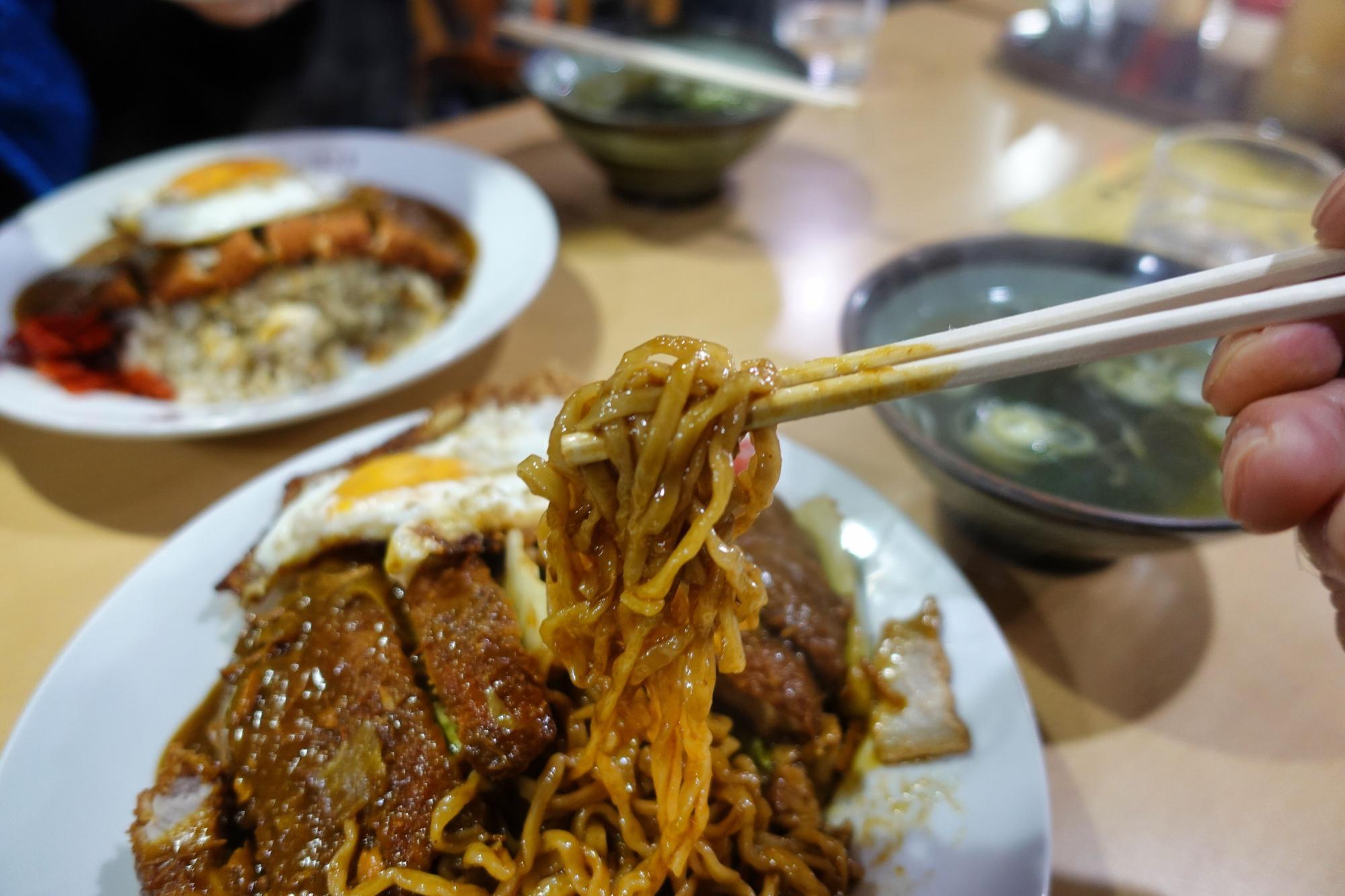 吉田食堂 カツカレー焼きそば 目玉焼きのせ