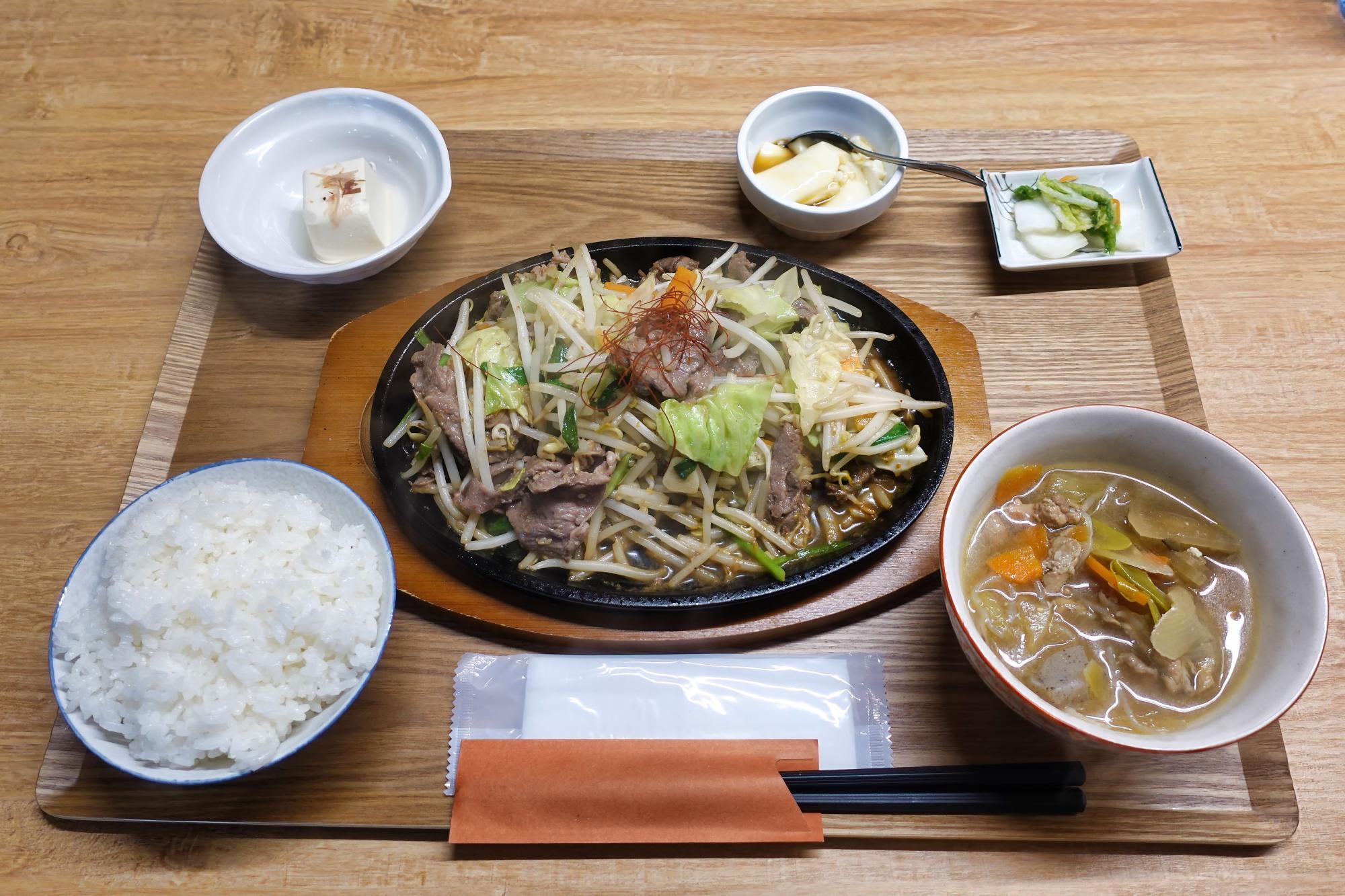 きちんとごはん虹(にじ) マトン鉄板焼き定食 + 豚汁