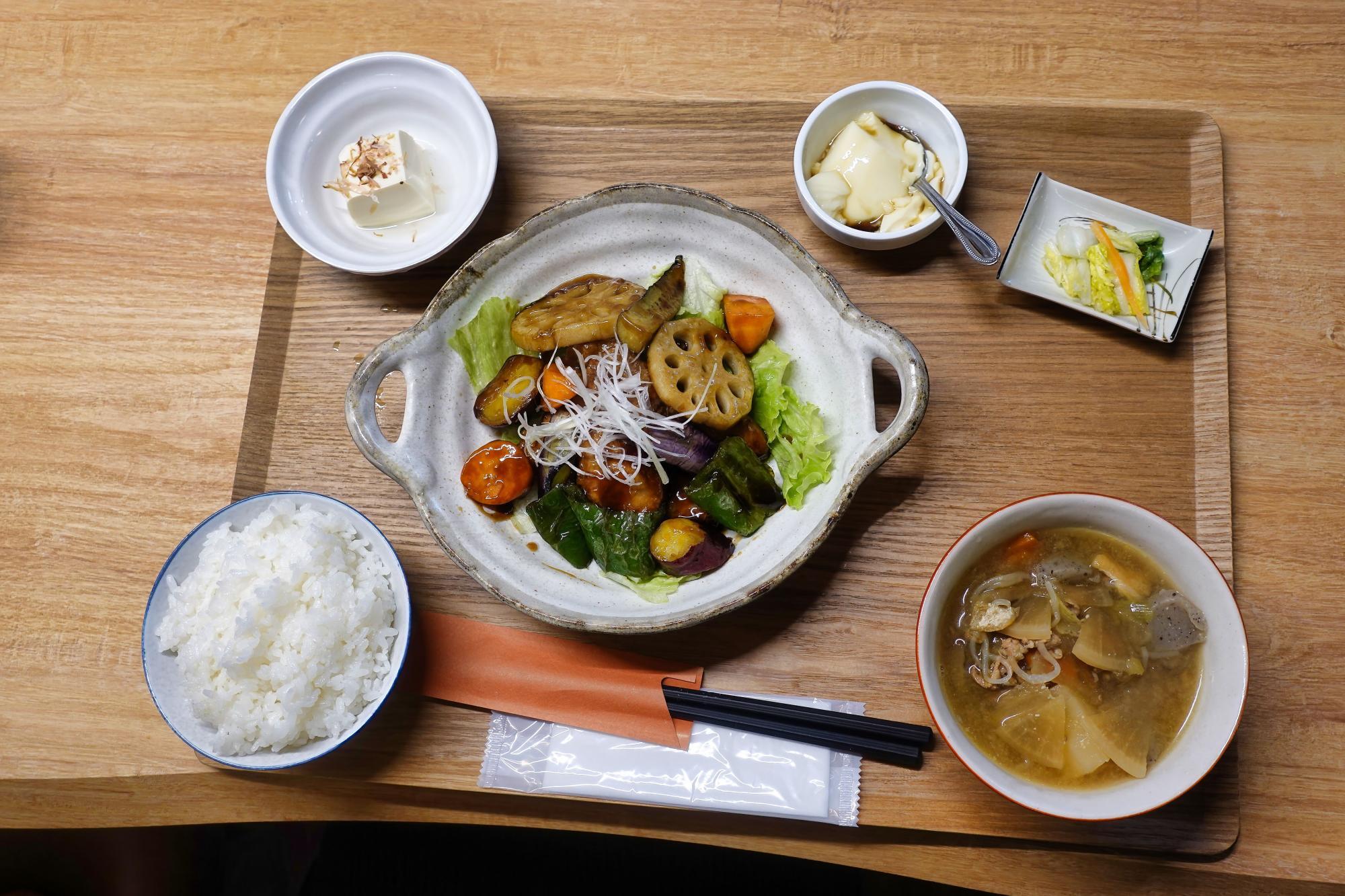 きちんとごはん虹(にじ) 絶品豚汁と豚唐揚げの黒酢定食