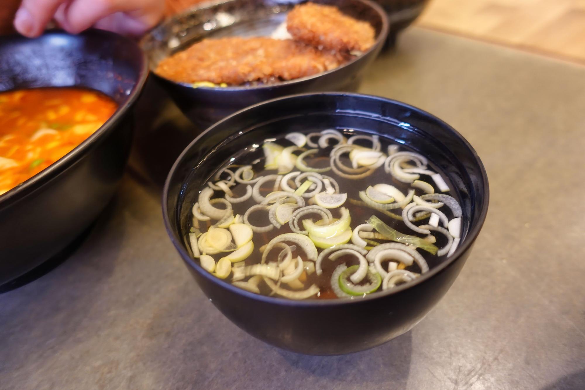 坦々麺とお肉の会社 みなかわ タレカツ丼のスープ