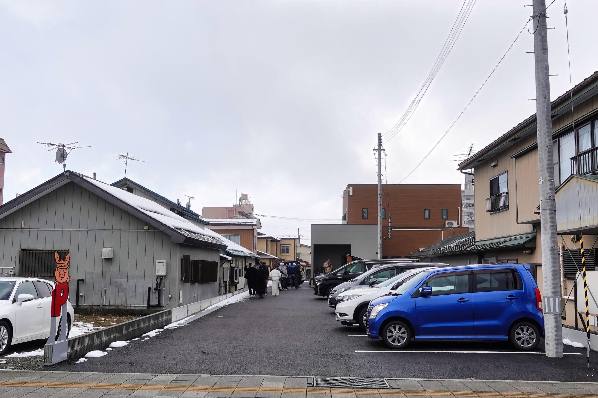 坦々麺とお肉の会社 みなかわ 駐車場 店舗