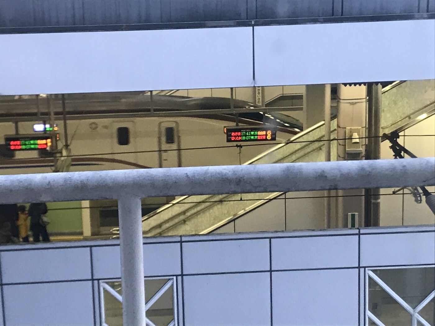 立ち食いのカウンターから駅構内が覗けます。新幹線入ってきました