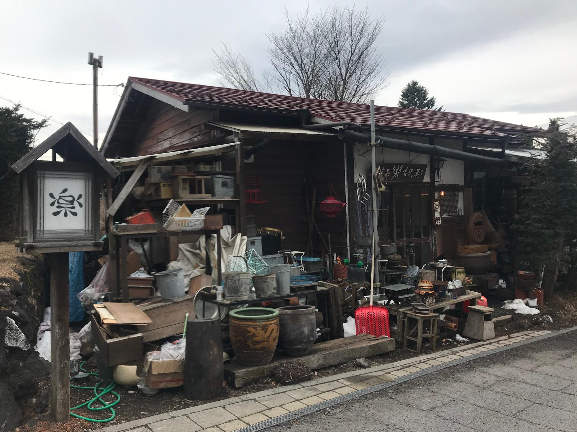 大丈夫かな？大丈夫です！　店先のものもじっくり物色してください